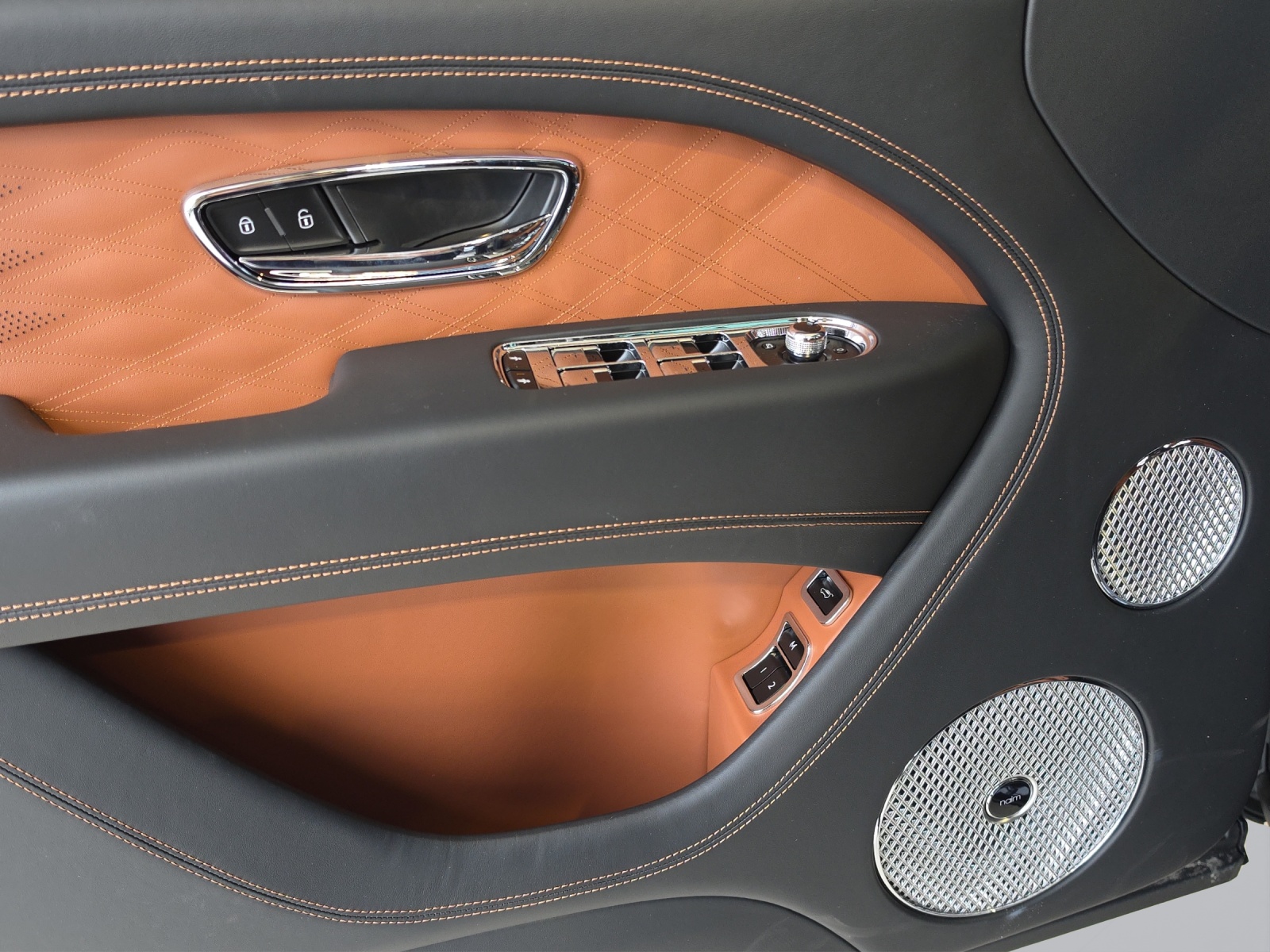 BENTLEY Bentayga Azure-image-24
