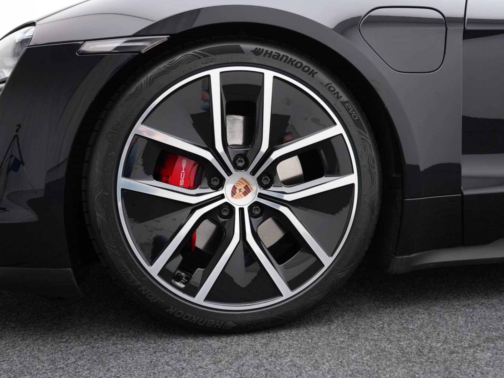 PORSCHE Taycan 4S-image-10