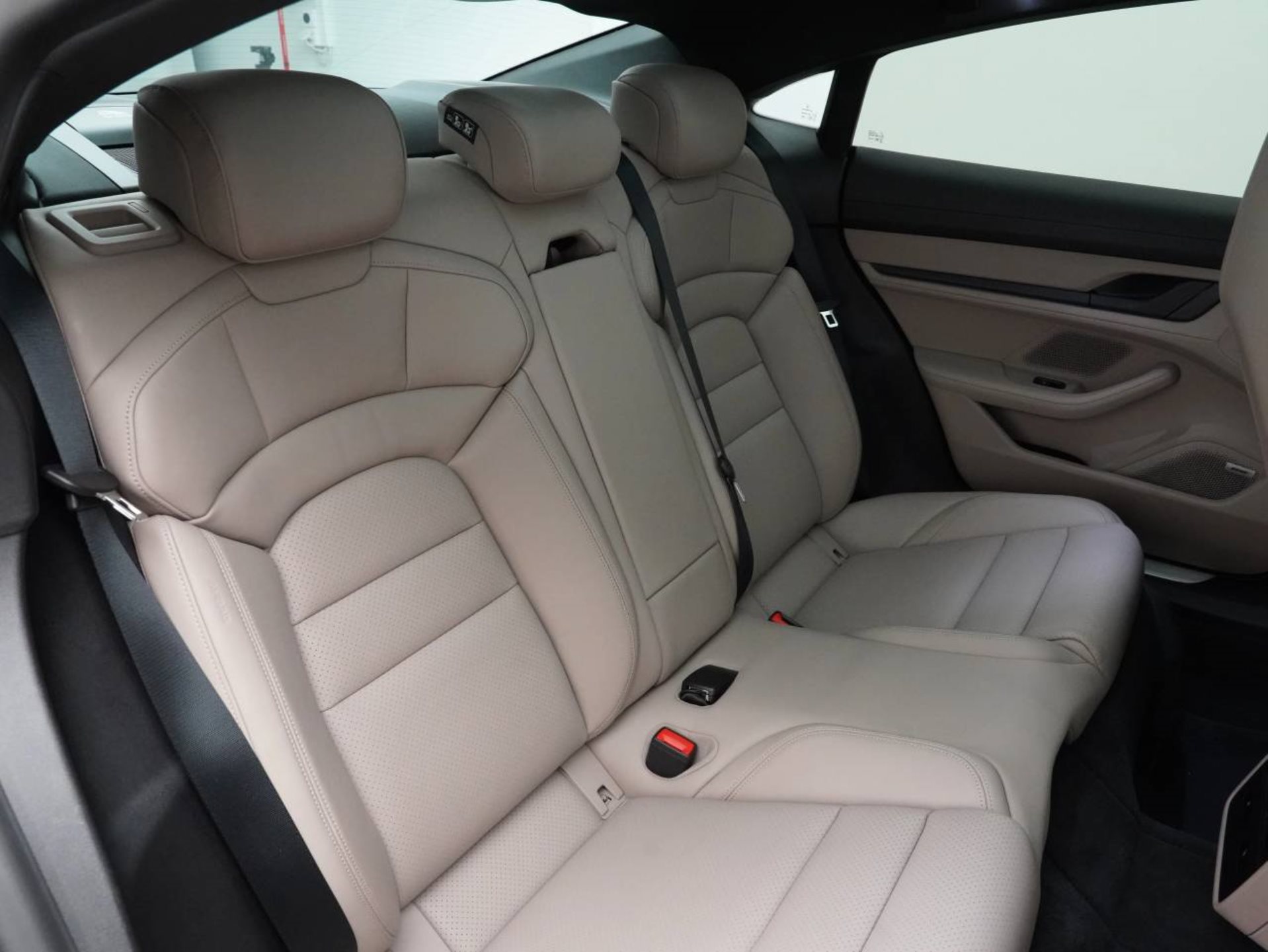 PORSCHE Taycan 4S-image-29