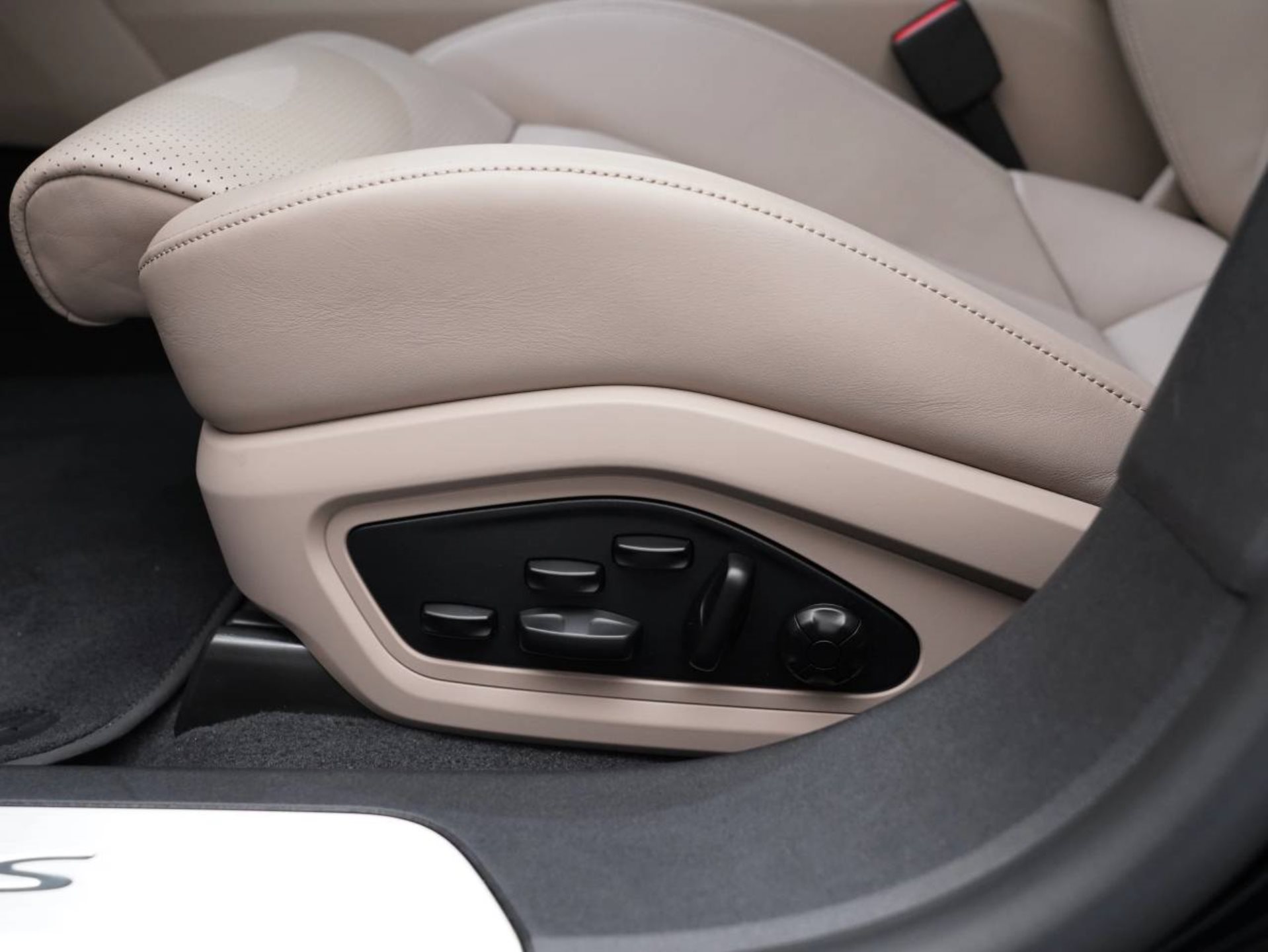 PORSCHE Taycan 4S-image-21