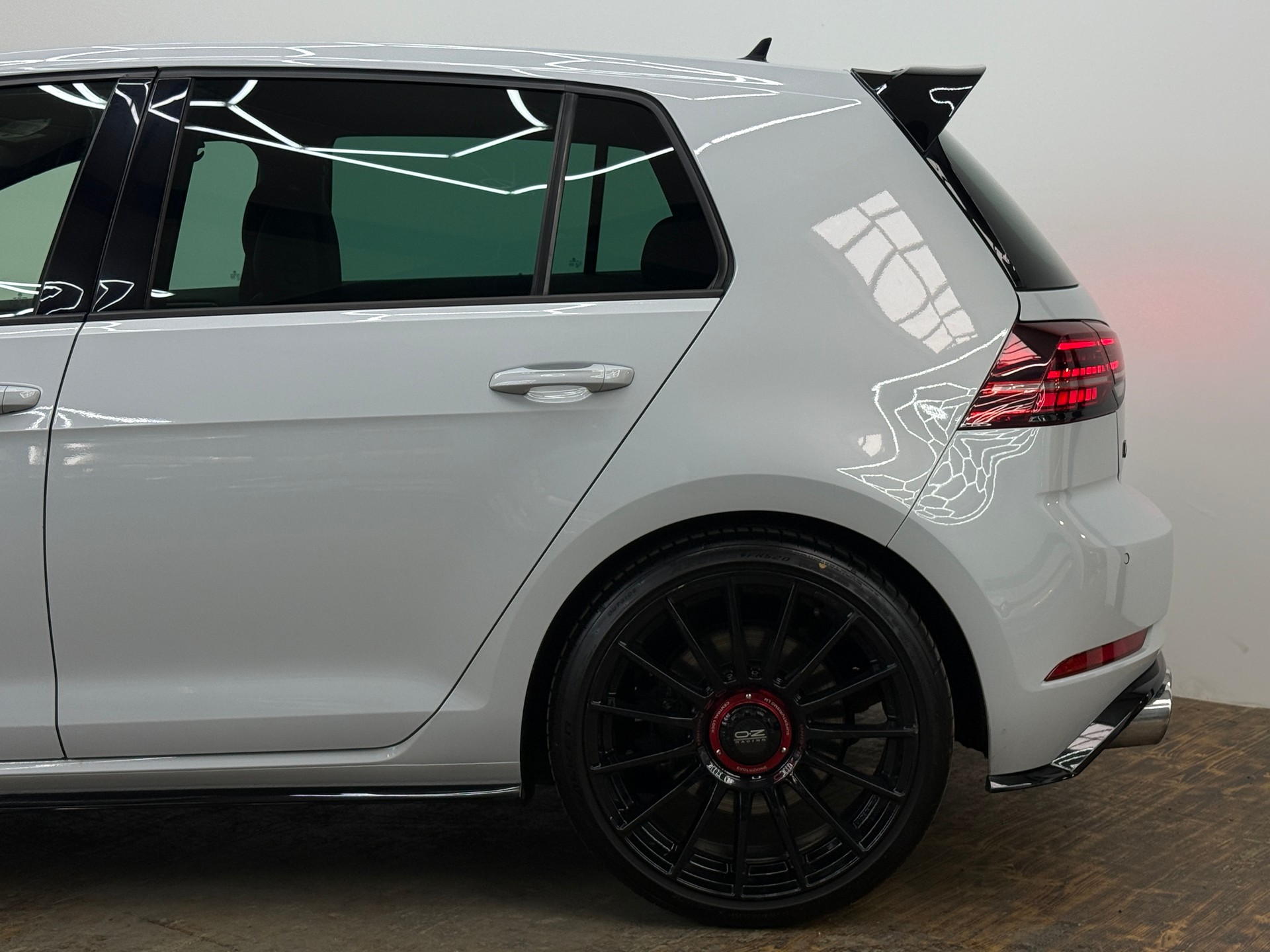 VW Golf 2.0 TSI R 4Motion DSG-image-8
