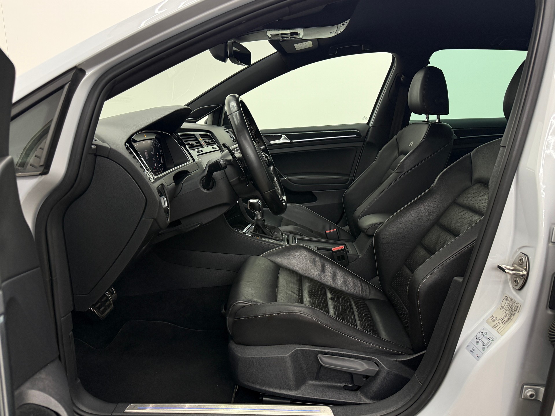 VW Golf 2.0 TSI R 4Motion DSG-image-18