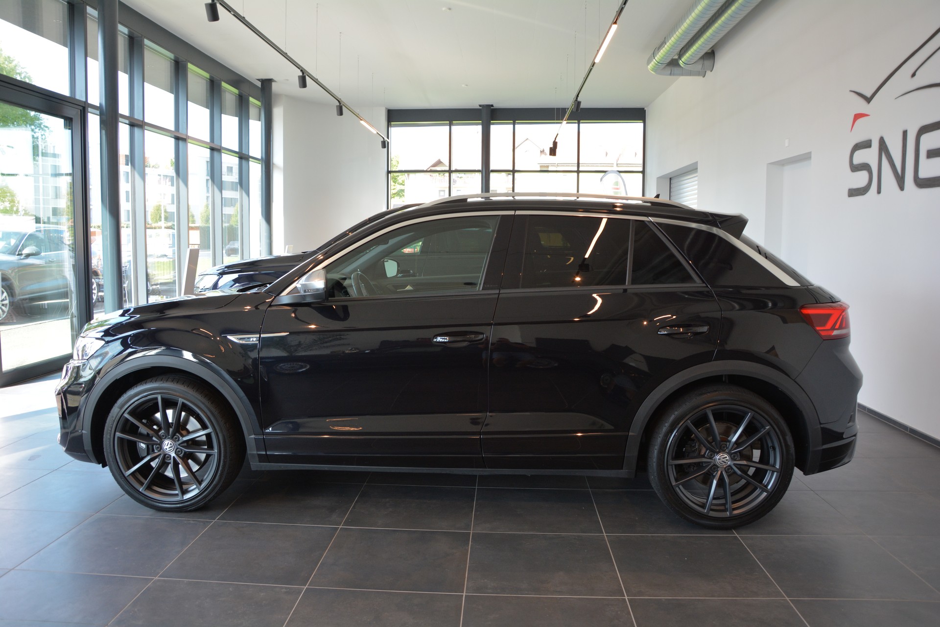 VW T-Roc 2.0 TSI R DSG 4Motion-image-2