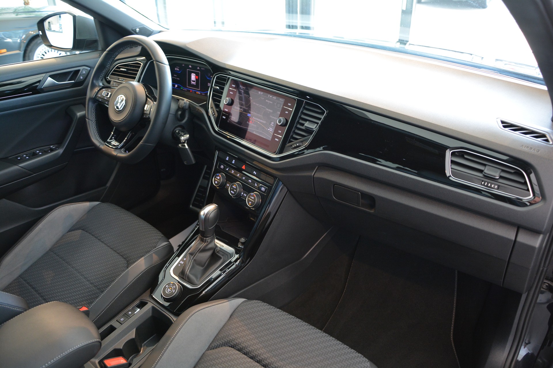 VW T-Roc 2.0 TSI R DSG 4Motion-image-12