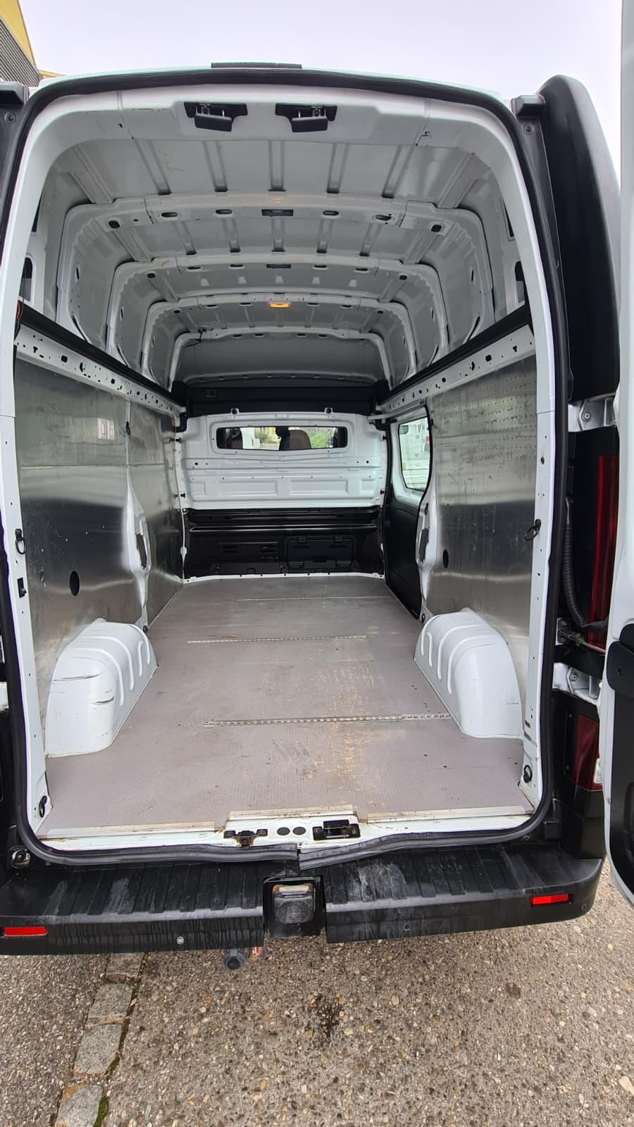 RENAULT Trafic 2.0 ENERGY dCi145 3.0t Business L2H2 ** 145 PS ** 3-Plätzer ** Gr-Navi ** Klima ** Anh-Kupplung ** LTZ MFK 20.06.2025-image-9