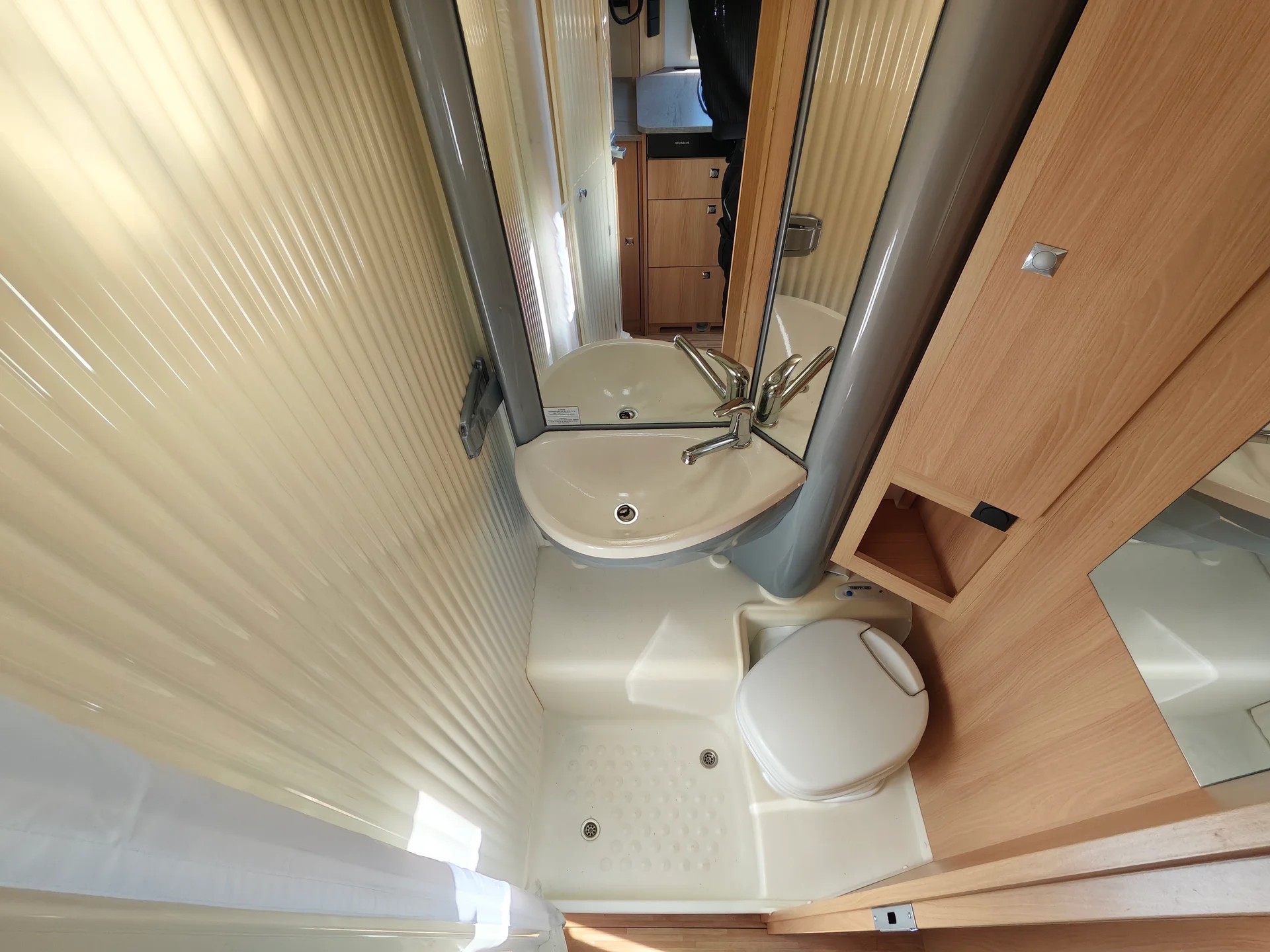 DETHLEFFS Trend T 6857*** Ideal für Paare, die auf Reisen den gleichen Schlafkomfort und die Privatsphäre wie zu Hause suchen***-image-23