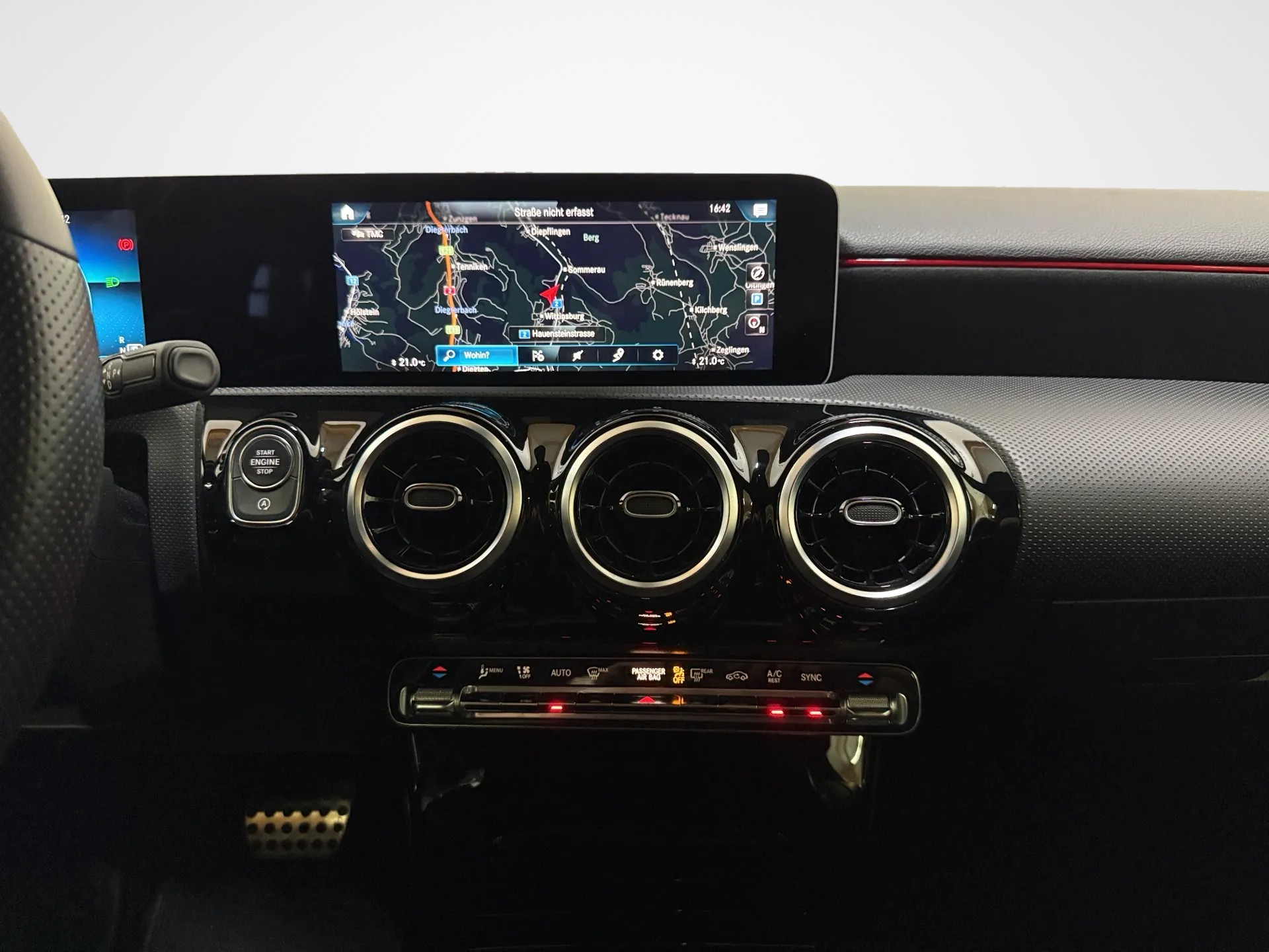 MERCEDES-BENZ A 200 AMG Line 7G-DCT-image-16