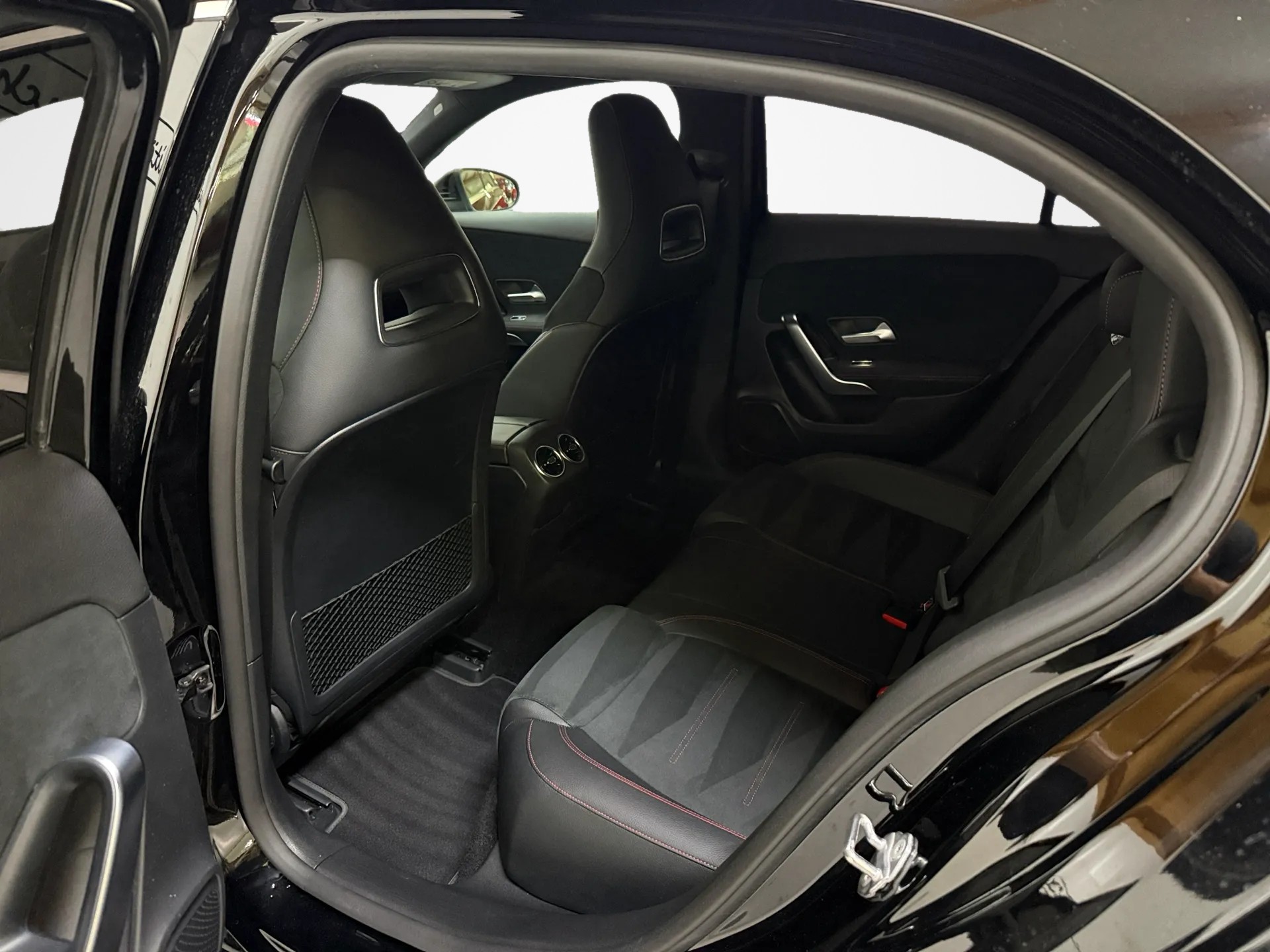 MERCEDES-BENZ A 200 AMG Line 7G-DCT-image-11