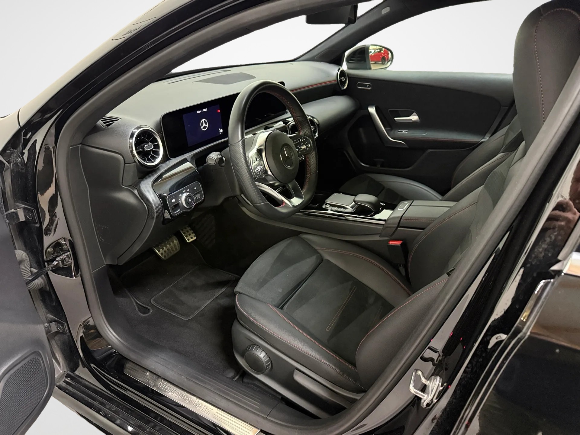 MERCEDES-BENZ A 200 AMG Line 7G-DCT-image-12