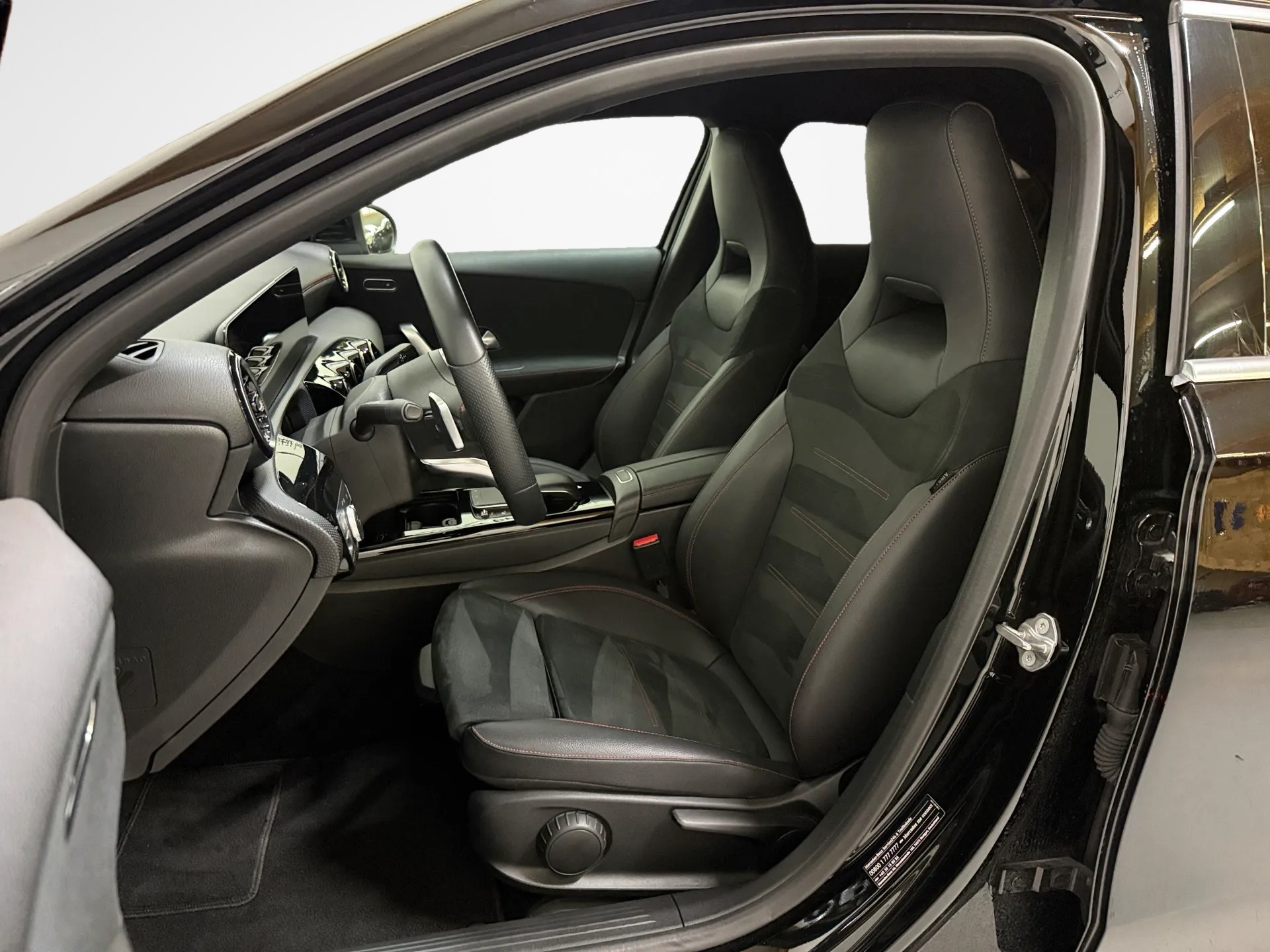 MERCEDES-BENZ A 200 AMG Line 7G-DCT-image-13