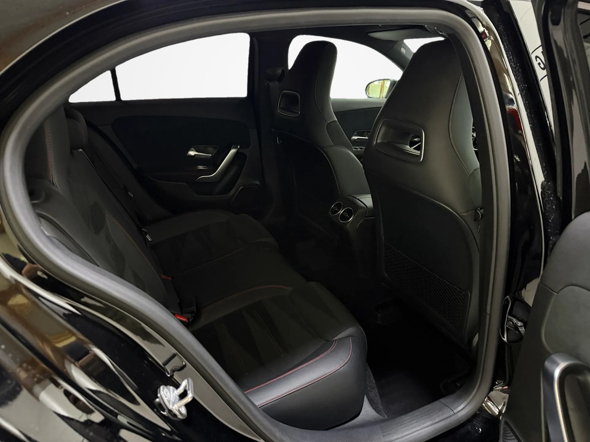 MERCEDES-BENZ A 200 AMG Line 7G-DCT-image-9