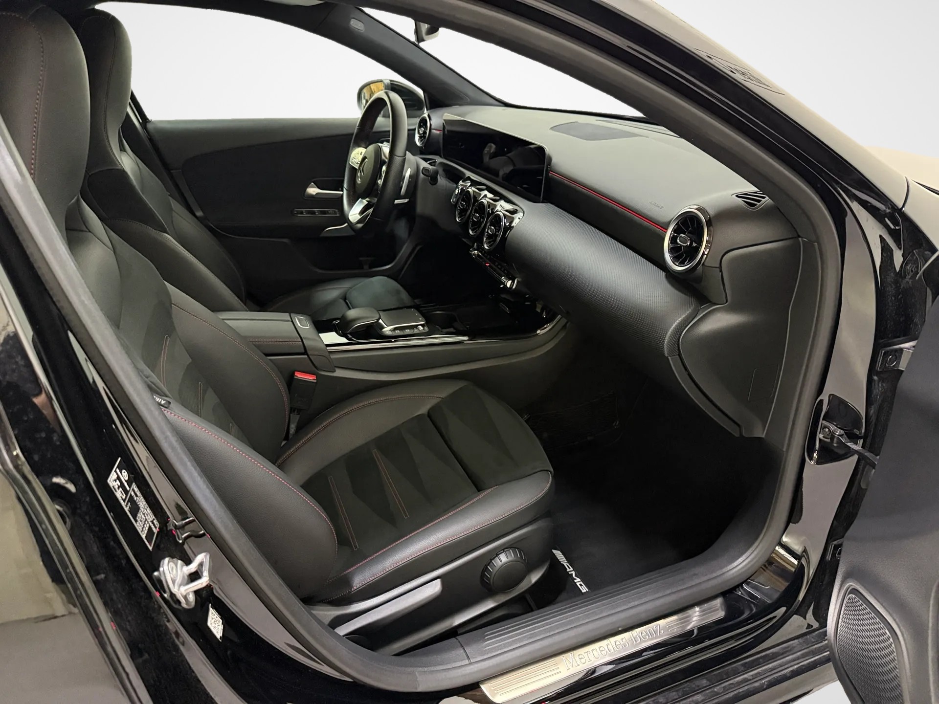 MERCEDES-BENZ A 200 AMG Line 7G-DCT-image-8