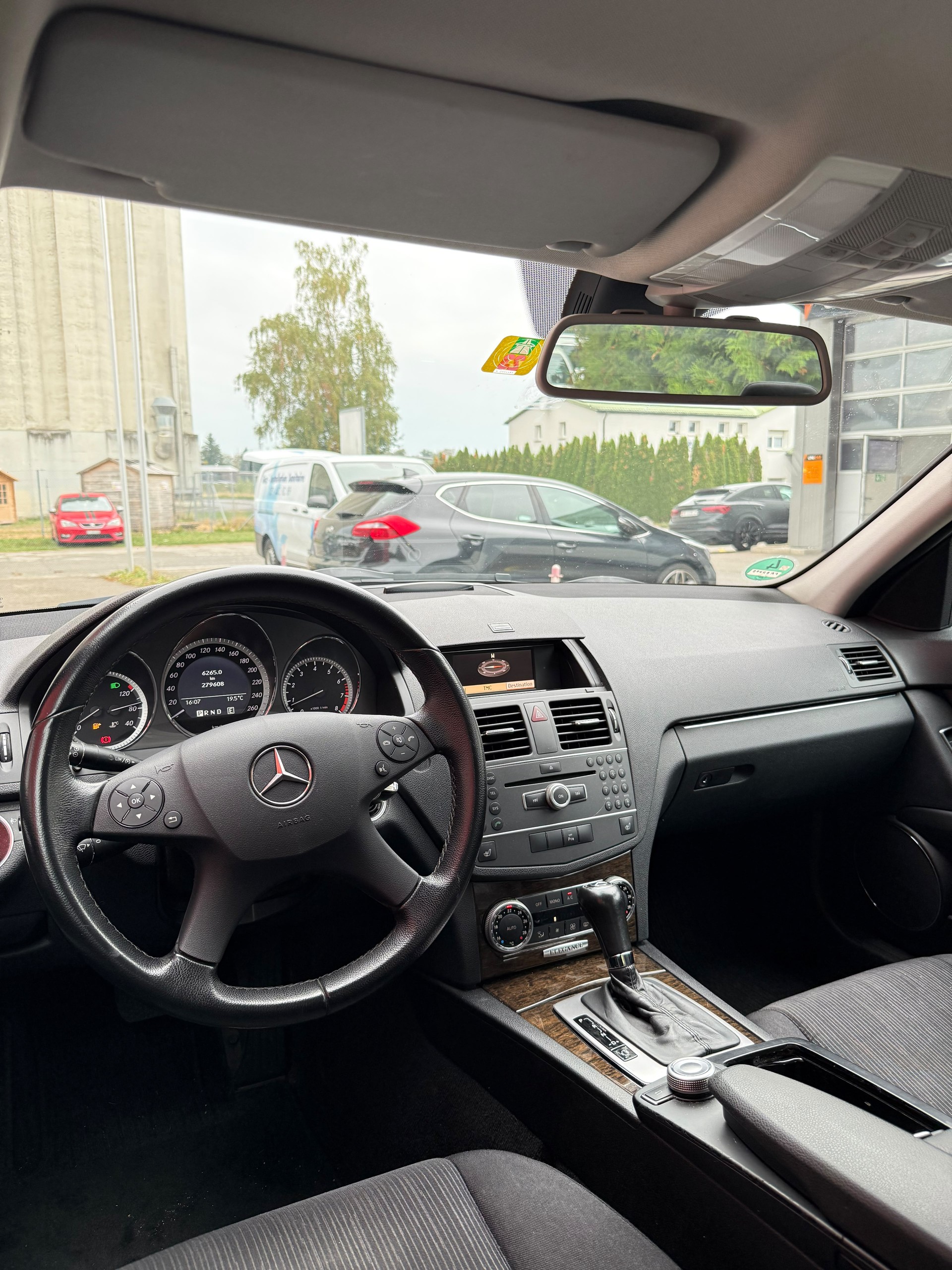 MERCEDES-BENZ C 180 CGI BlueEfficiency Automatic-image-1
