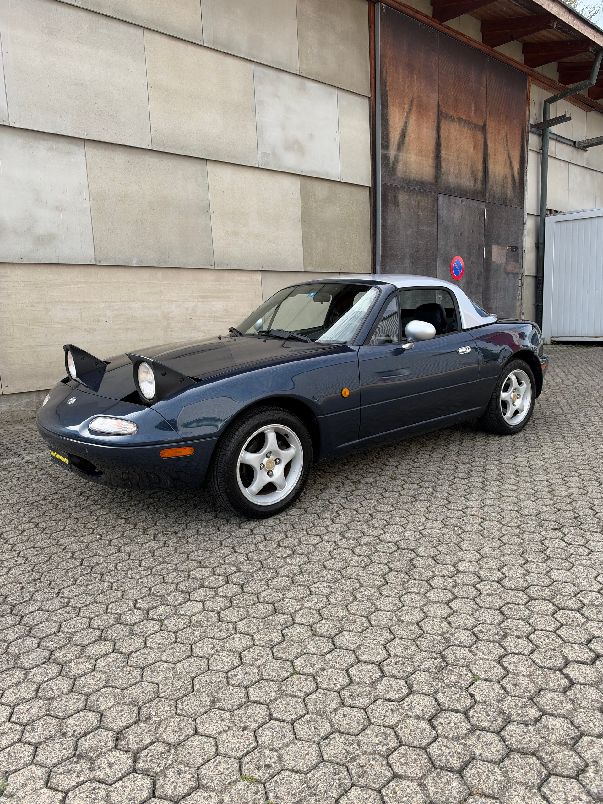 MAZDA MX-5 1.6i-16-image-1