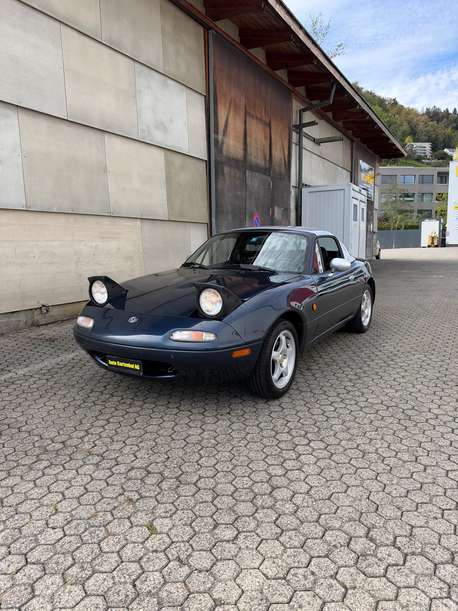 MAZDA MX-5 1.6i-16-image-2
