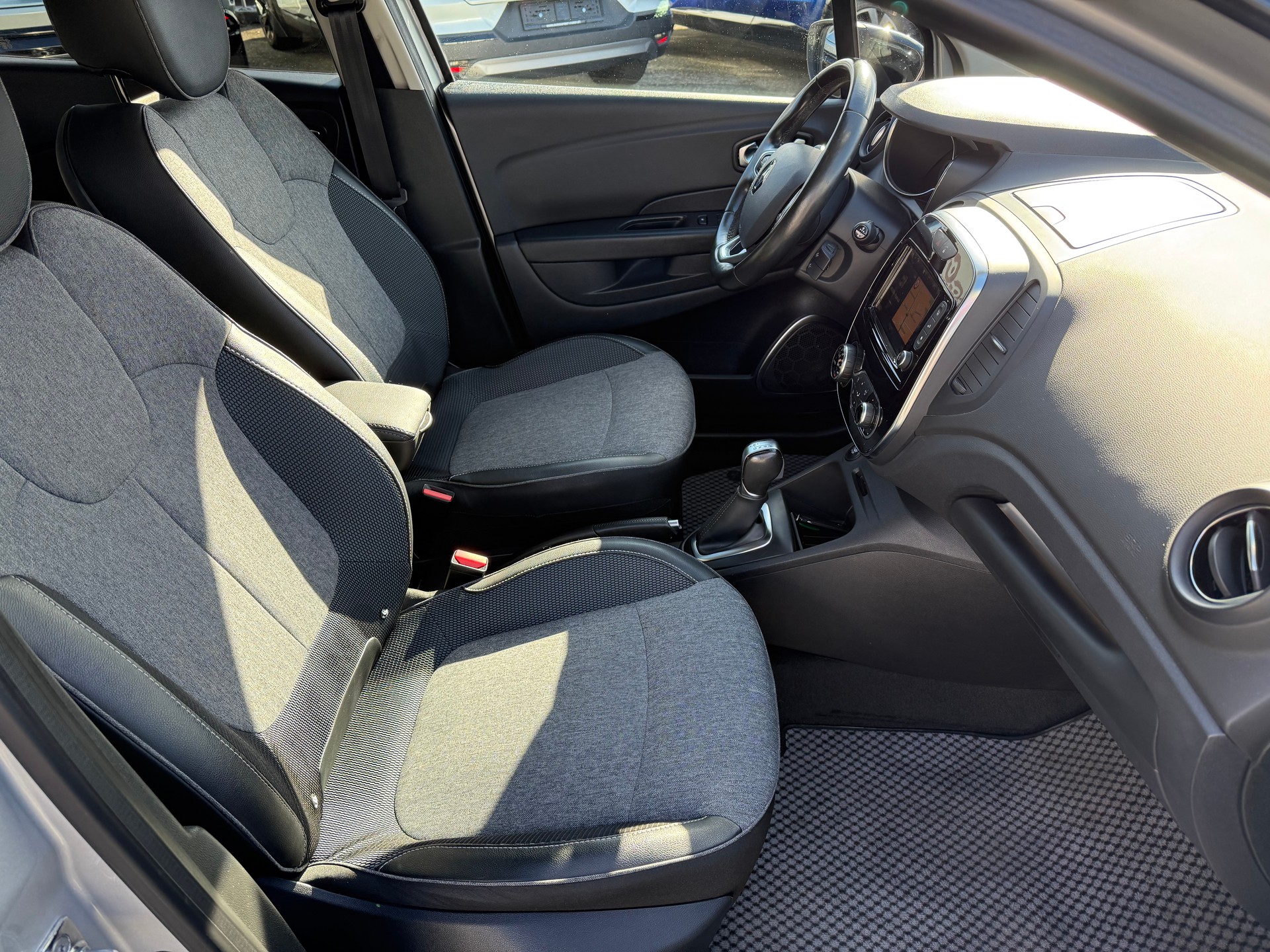 RENAULT Captur 1.2 T 16V Intens EDC-image-10
