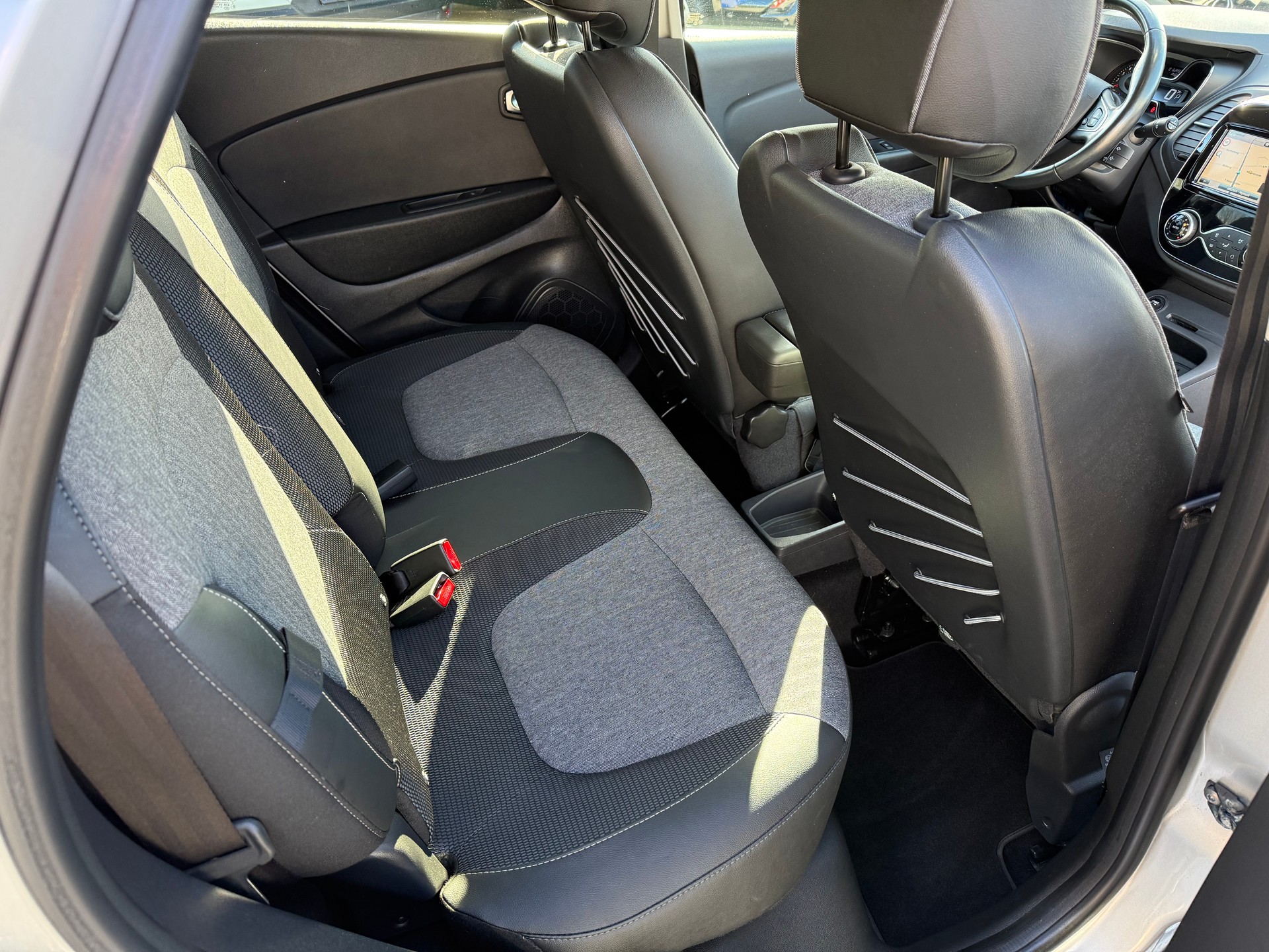RENAULT Captur 1.2 T 16V Intens EDC-image-11