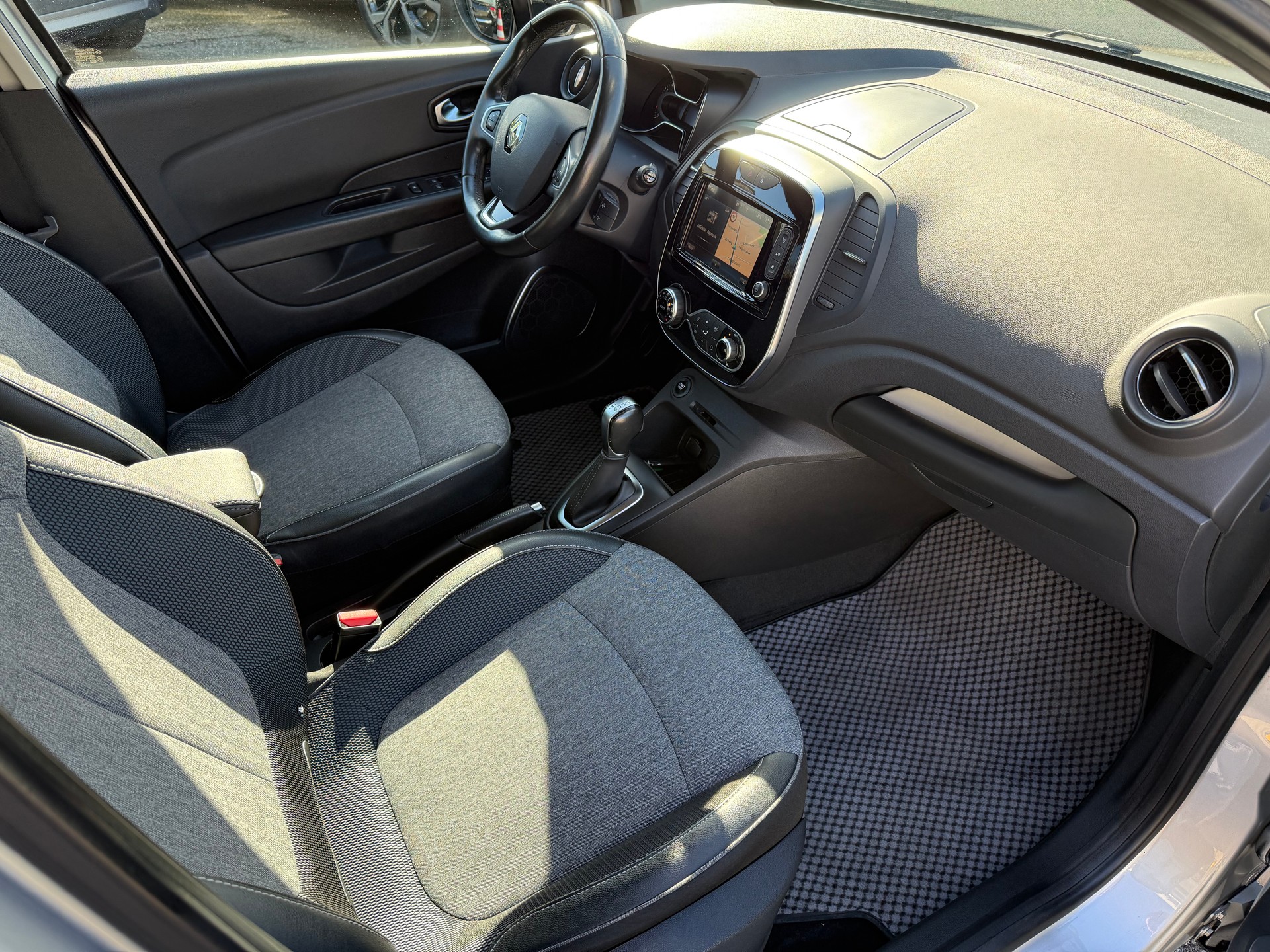 RENAULT Captur 1.2 T 16V Intens EDC-image-9