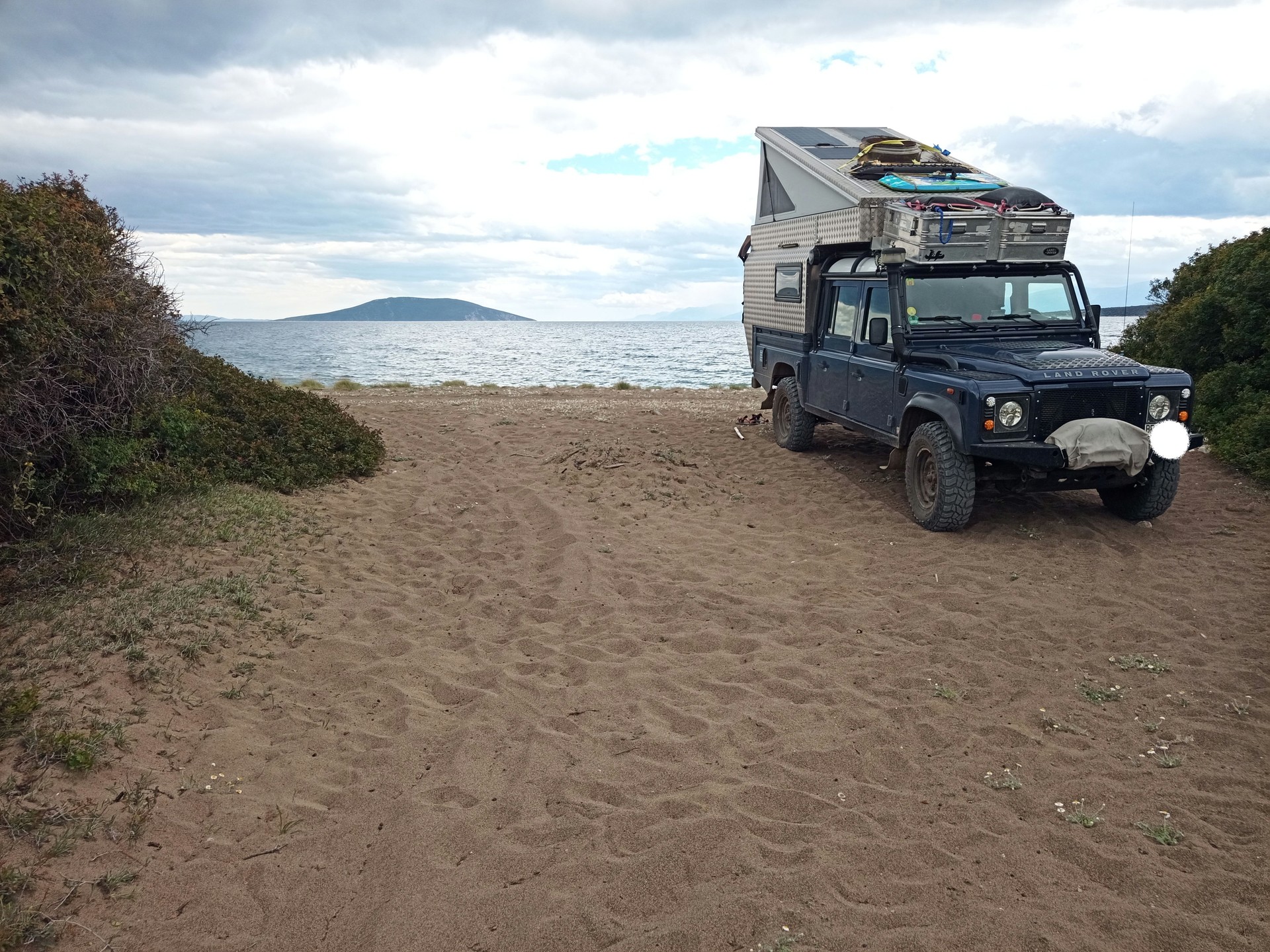 LAND ROVER Defender 130 2.2 TD4 DC High Capacity Pick Up-image-1