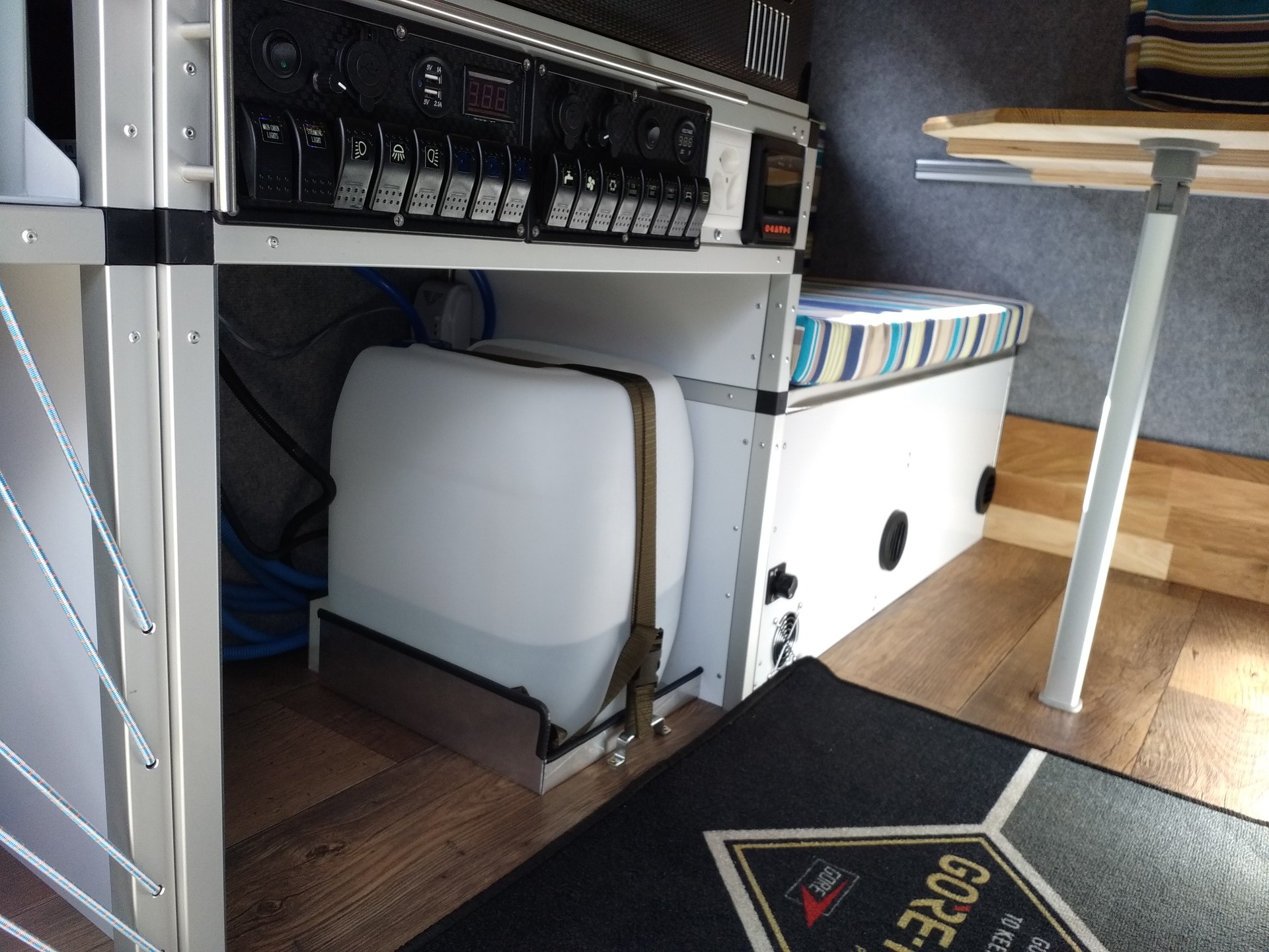 LAND ROVER Defender 130 2.2 TD4 DC High Capacity Pick Up-image-4