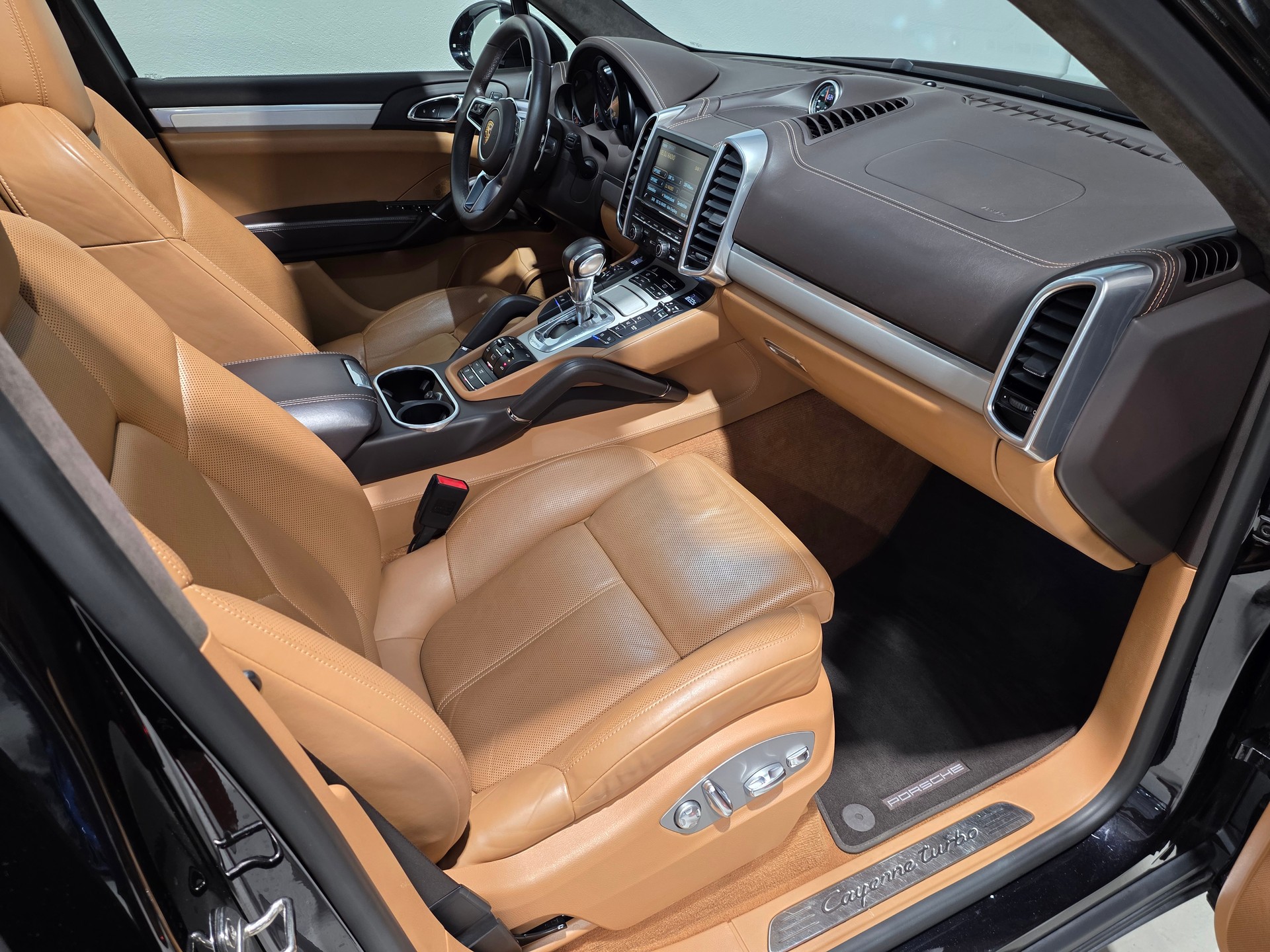 PORSCHE Cayenne Turbo-image-25