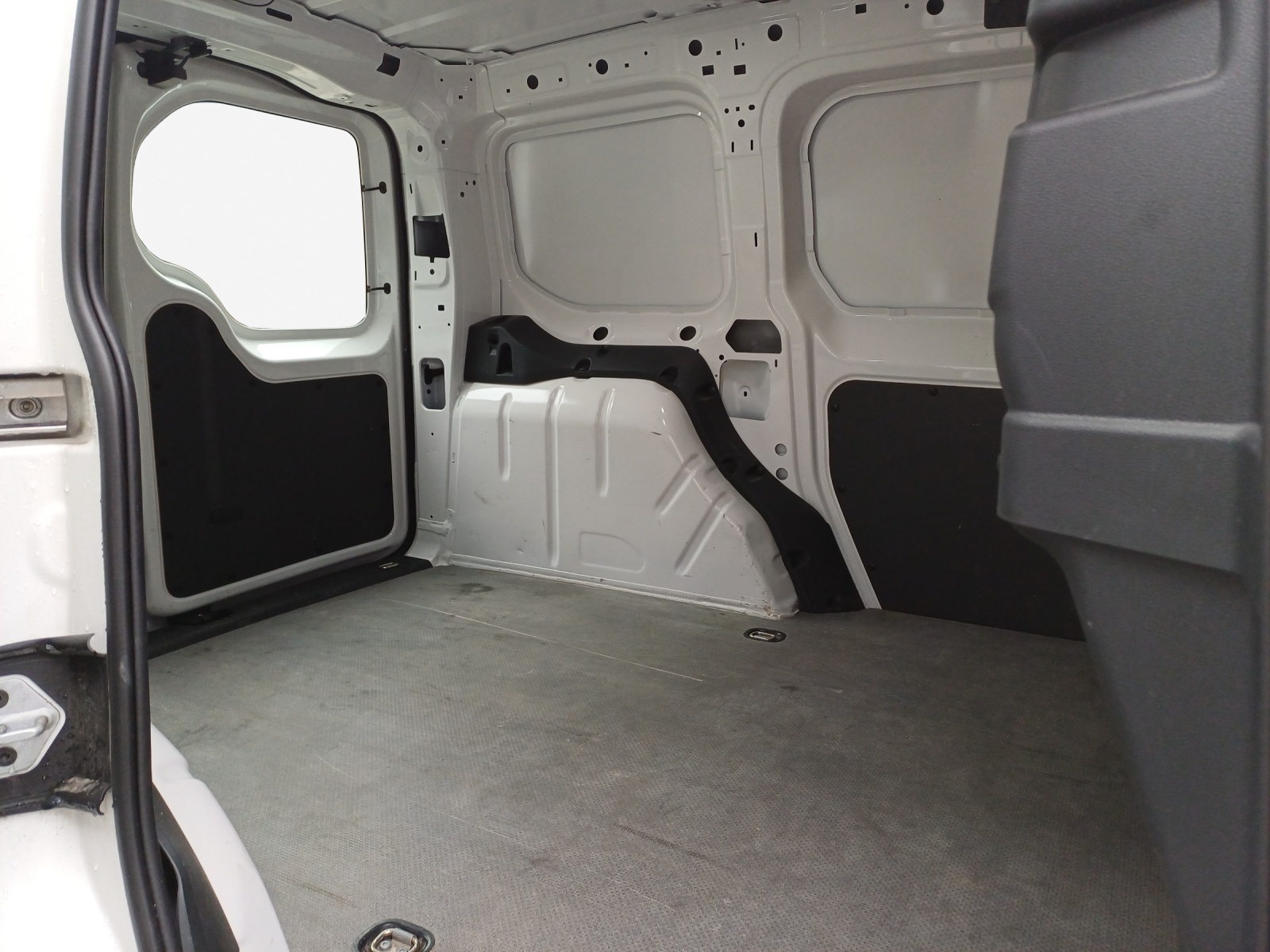 VW Caddy Cargo 1.5 TSI Entry-image-11