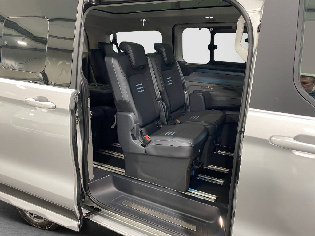 FORD Tourneo Custom Bus 320 L1 2.0 EcoBlue 170 PS Active 4x4-image-14