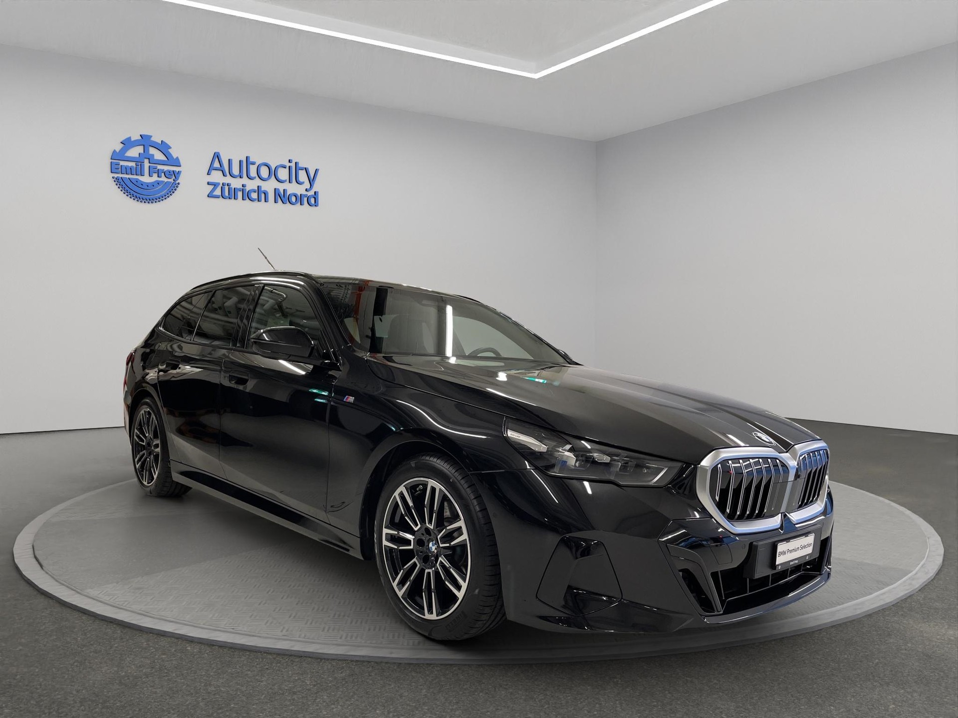 BMW 520d xDrive 48V Touring-image-2