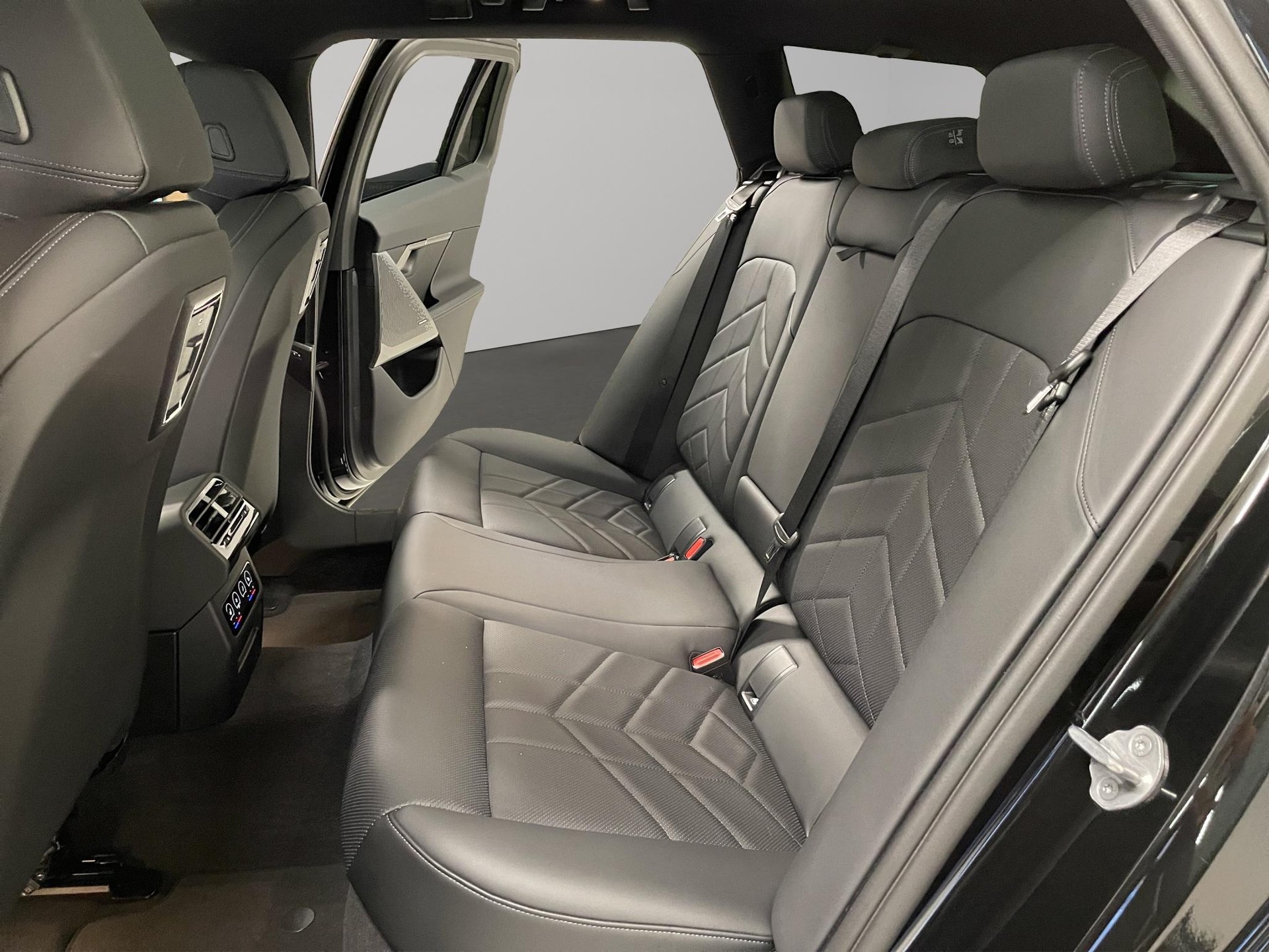 BMW 520d xDrive 48V Touring-image-18
