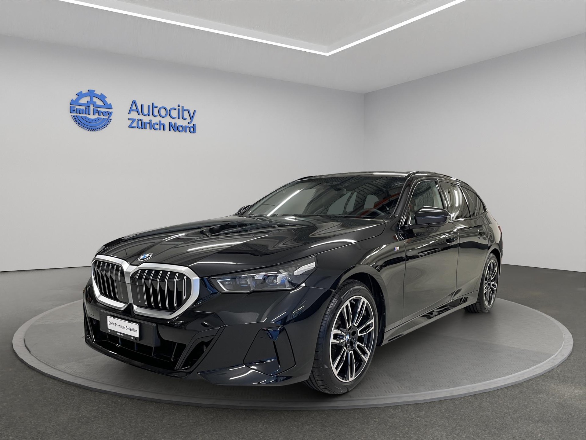 BMW 520d xDrive 48V Touring-image-0