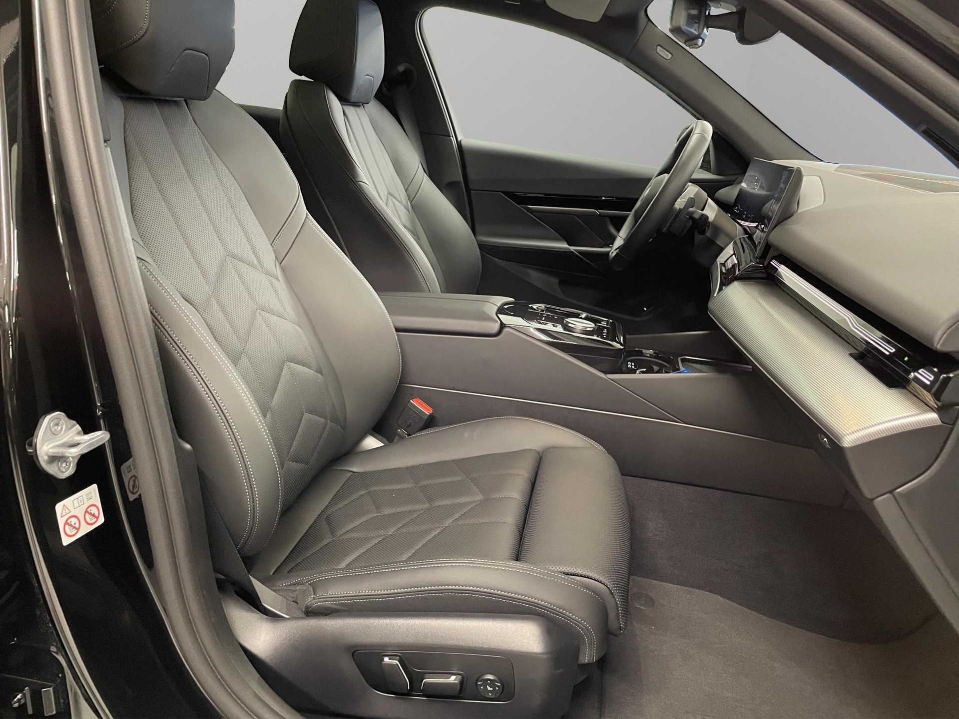 BMW 520d xDrive 48V Touring-image-16