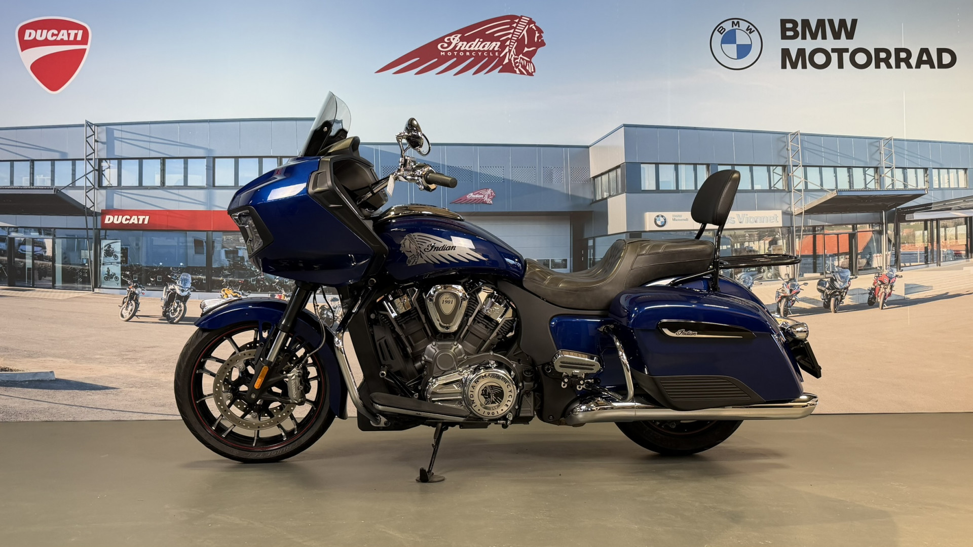 INDIAN Challenger Limited 108-showroom-element-3