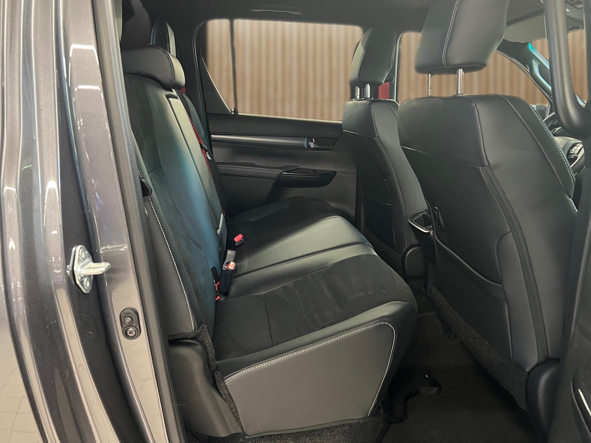 TOYOTA Hilux Double Cab.-Pick-up 2.8 D-4D 230 GR Sport II-image-12