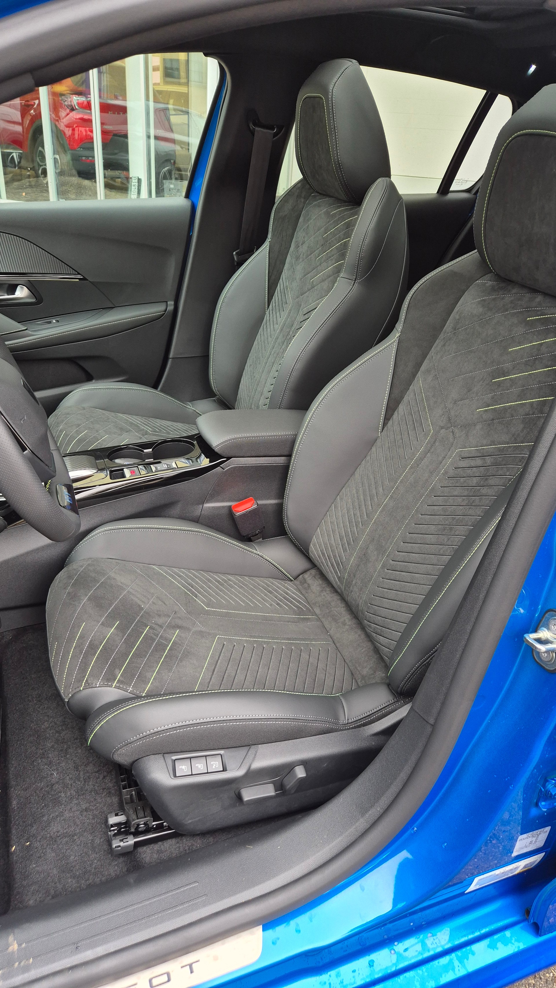 PEUGEOT 208 1.2 MHEV GT Helvetia (444)-image-5
