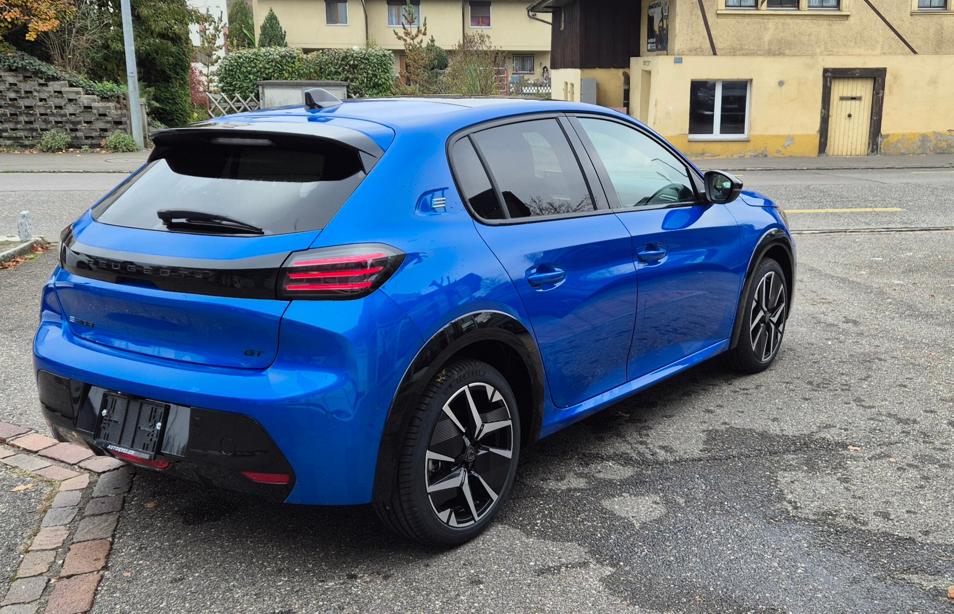 PEUGEOT 208 1.2 MHEV GT Helvetia (444)-image-2