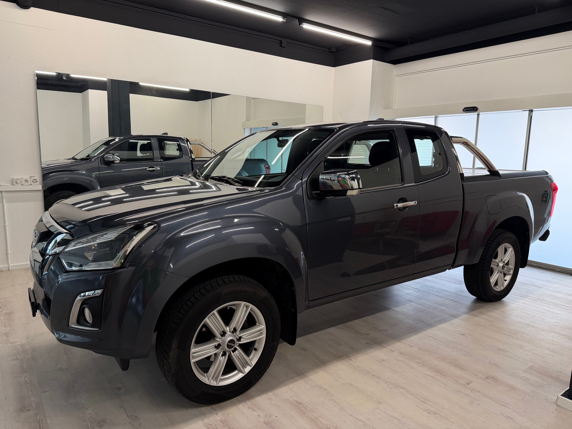 ISUZU D-MAX 1.9 SpaceCab Solar Plus 4x4 A-showroom-element-1