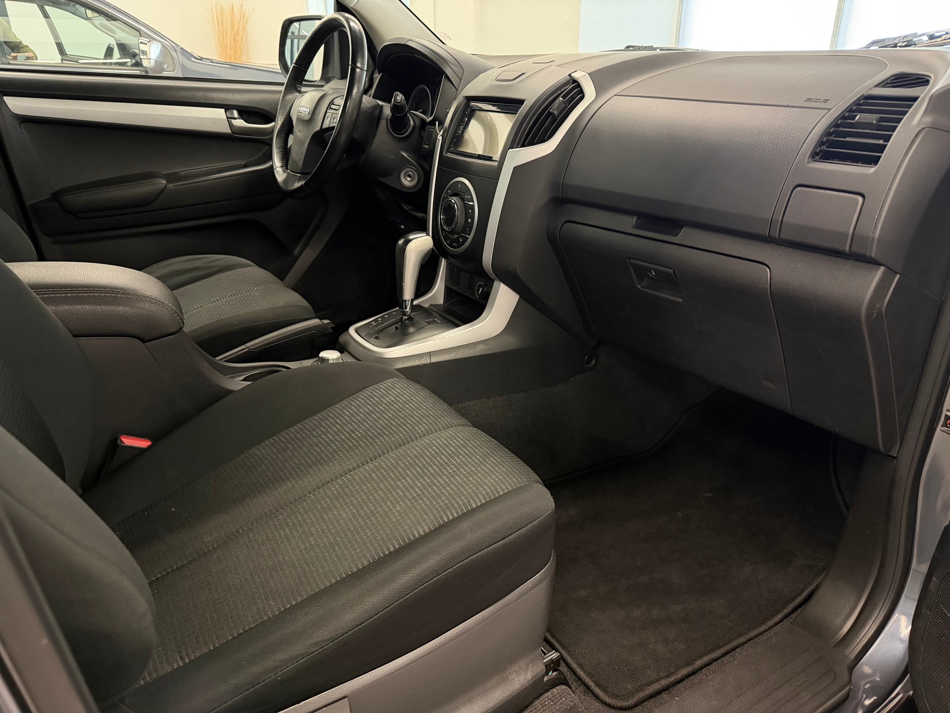ISUZU D-MAX 1.9 SpaceCab Solar Plus 4x4 A-image-30