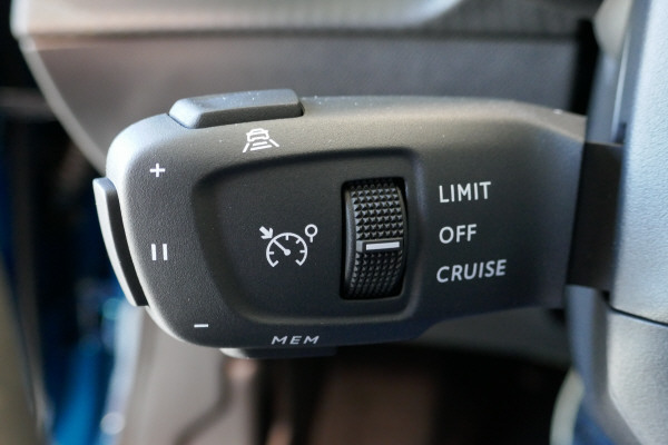 PEUGEOT 2008 1.2 110 MHEV Allure-image-5