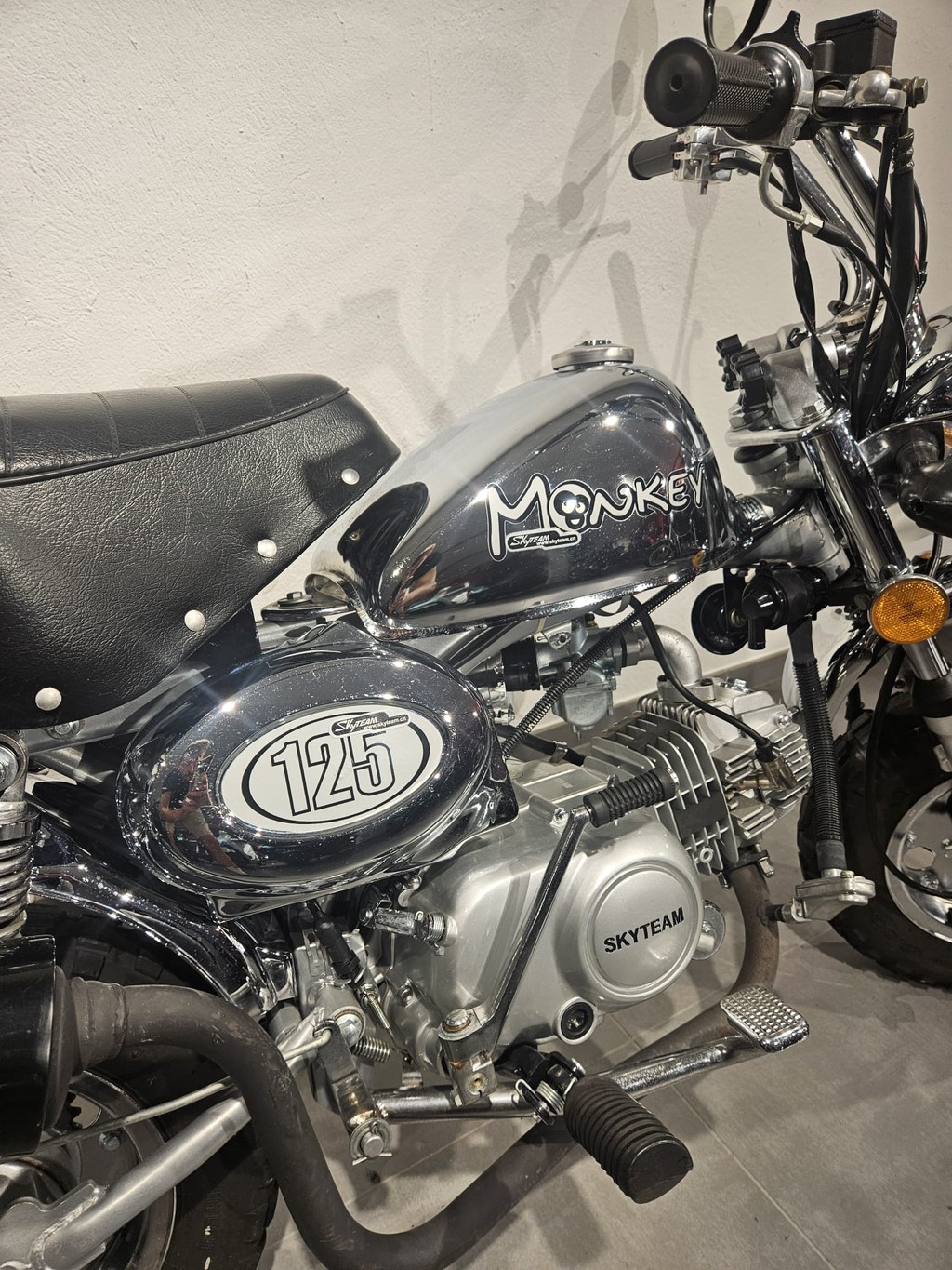 SKYTEAM Monkey-showroom-element-2