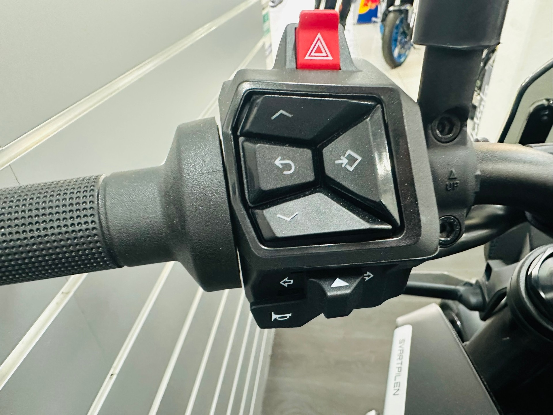 HUSQVARNA SVARTPILEN 801-image-9