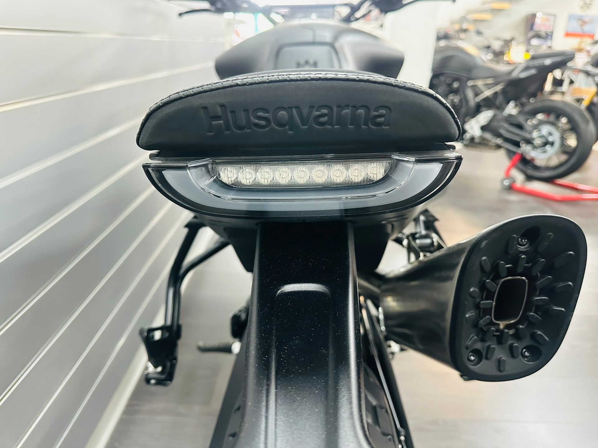 HUSQVARNA SVARTPILEN 801-image-13