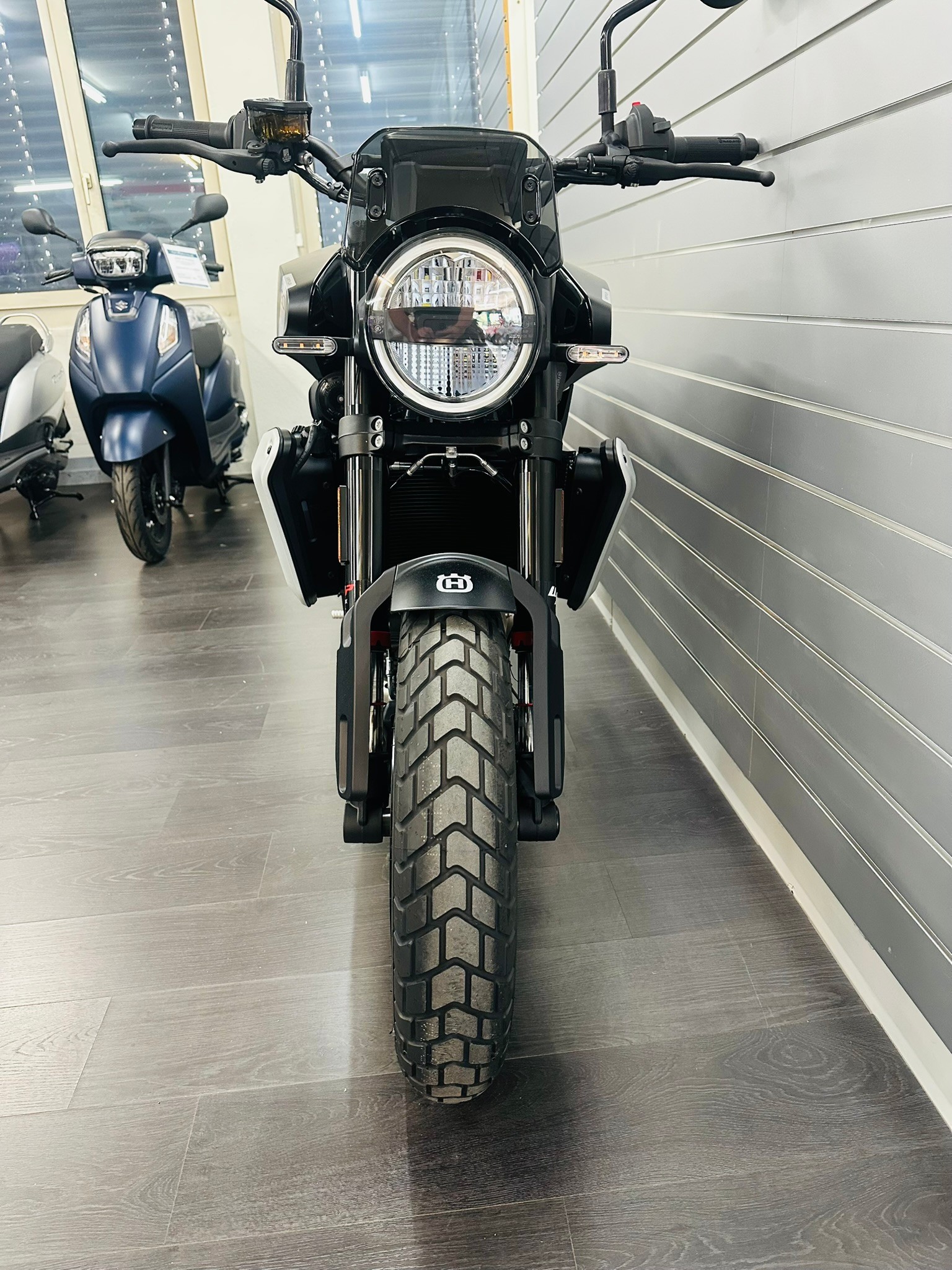 HUSQVARNA SVARTPILEN 801-image-5