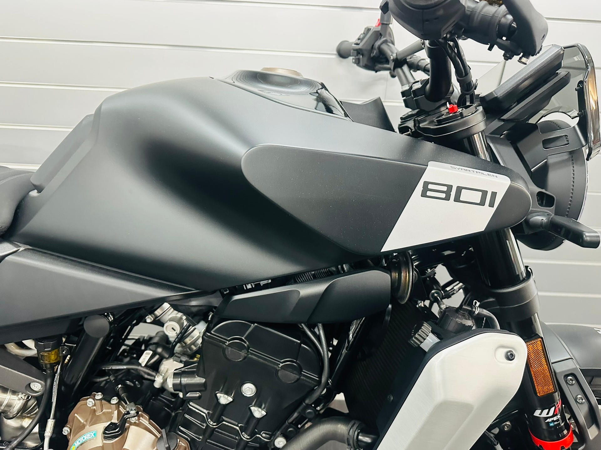 HUSQVARNA SVARTPILEN 801-showroom-element-2