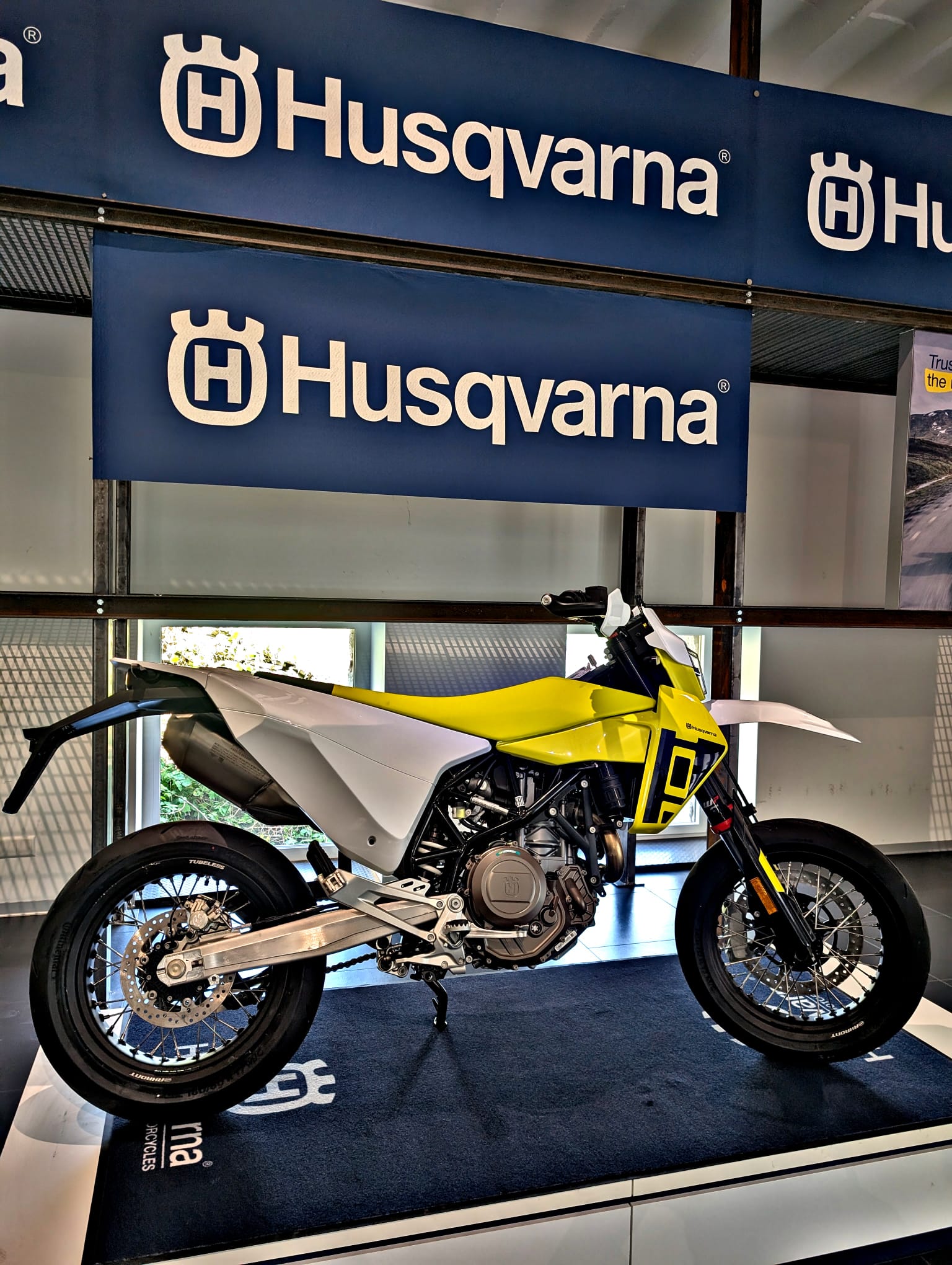 HUSQVARNA 701 Supermoto-image-1