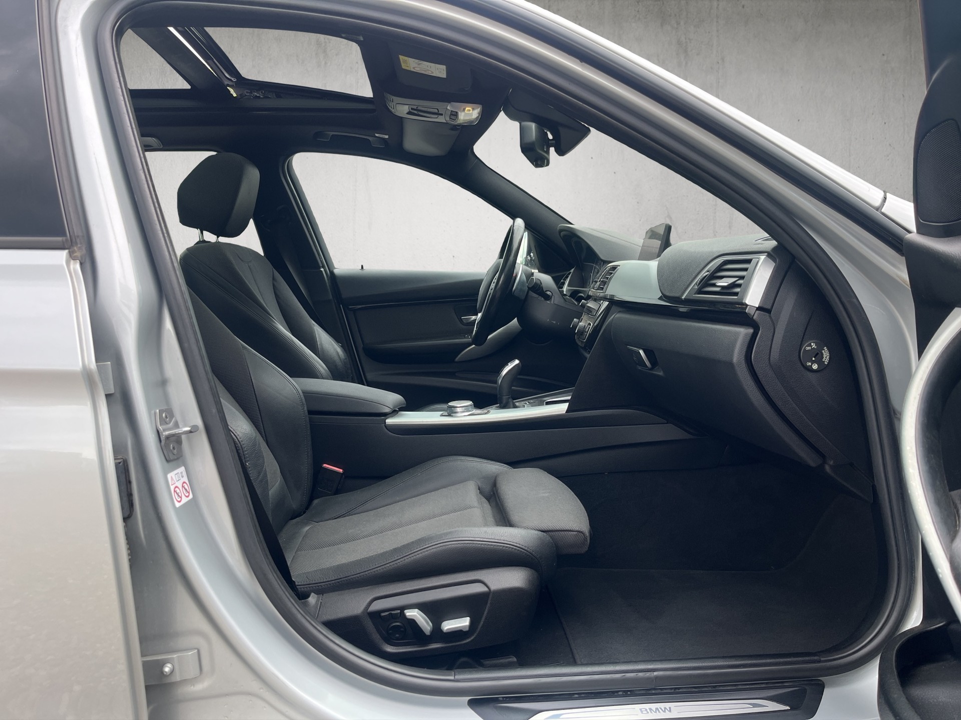 BMW 320d xDrive Touring Sport Edition Line Steptronic-image-10