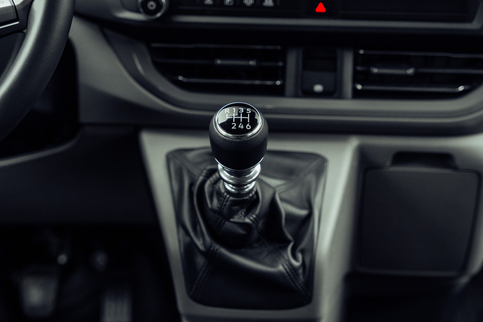 VW Transporter 2.0 TDI Lang-image-12