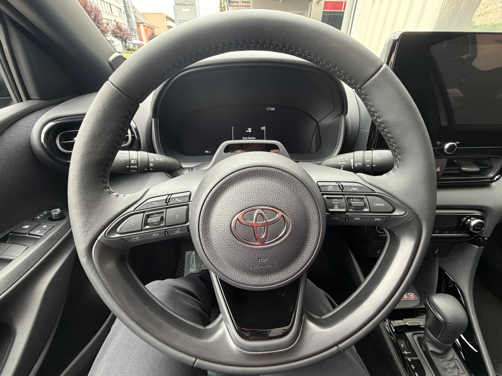 TOYOTA Yaris 1.5 Premium e-CVT-image-11