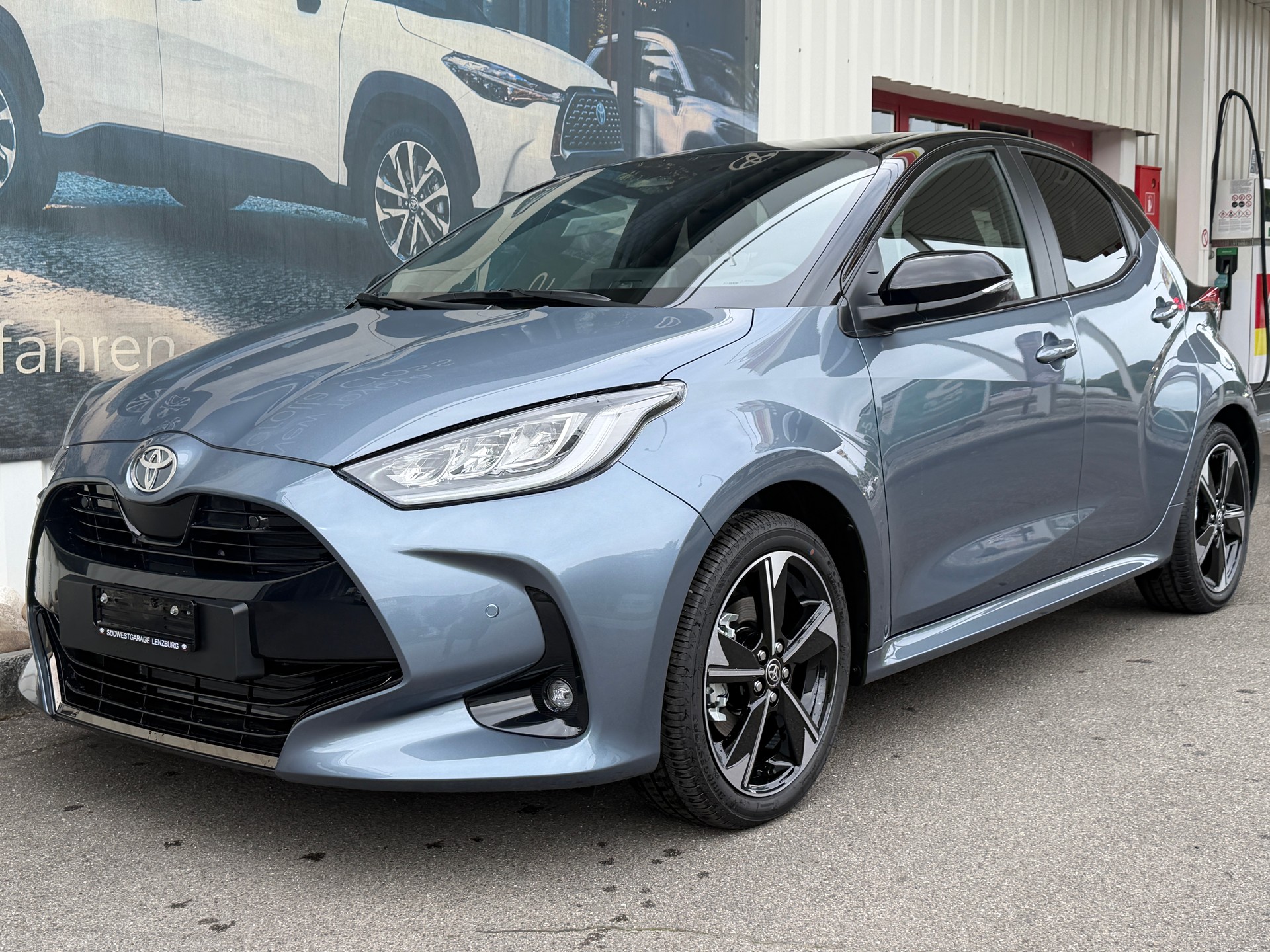 TOYOTA Yaris 1.5 Premium e-CVT-showroom-element-2