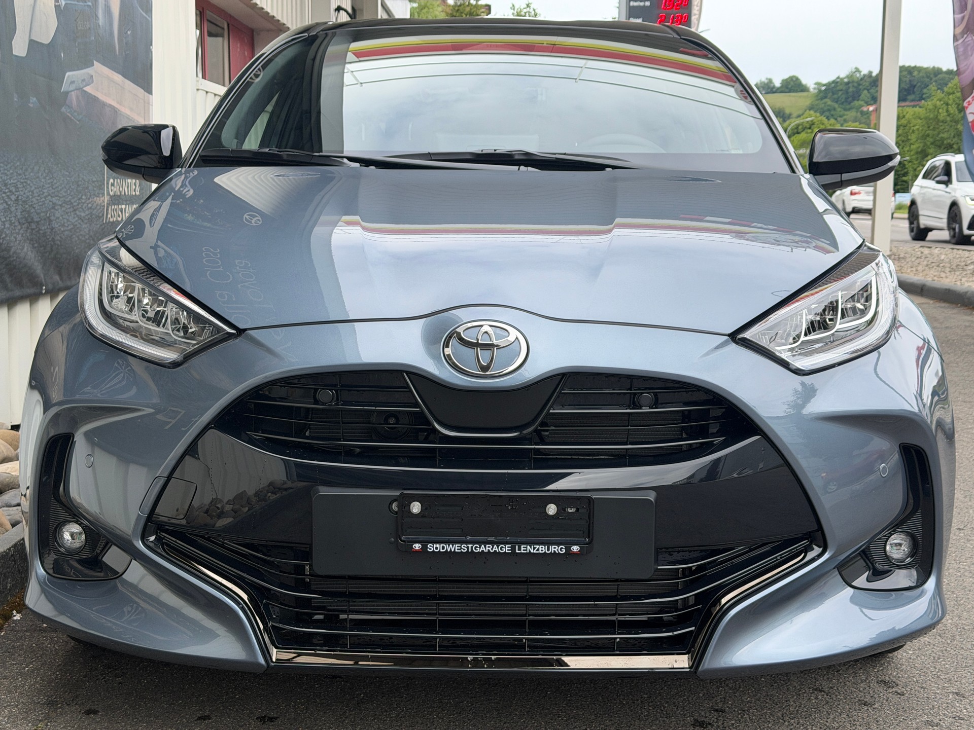 TOYOTA Yaris 1.5 Premium e-CVT-showroom-element-3