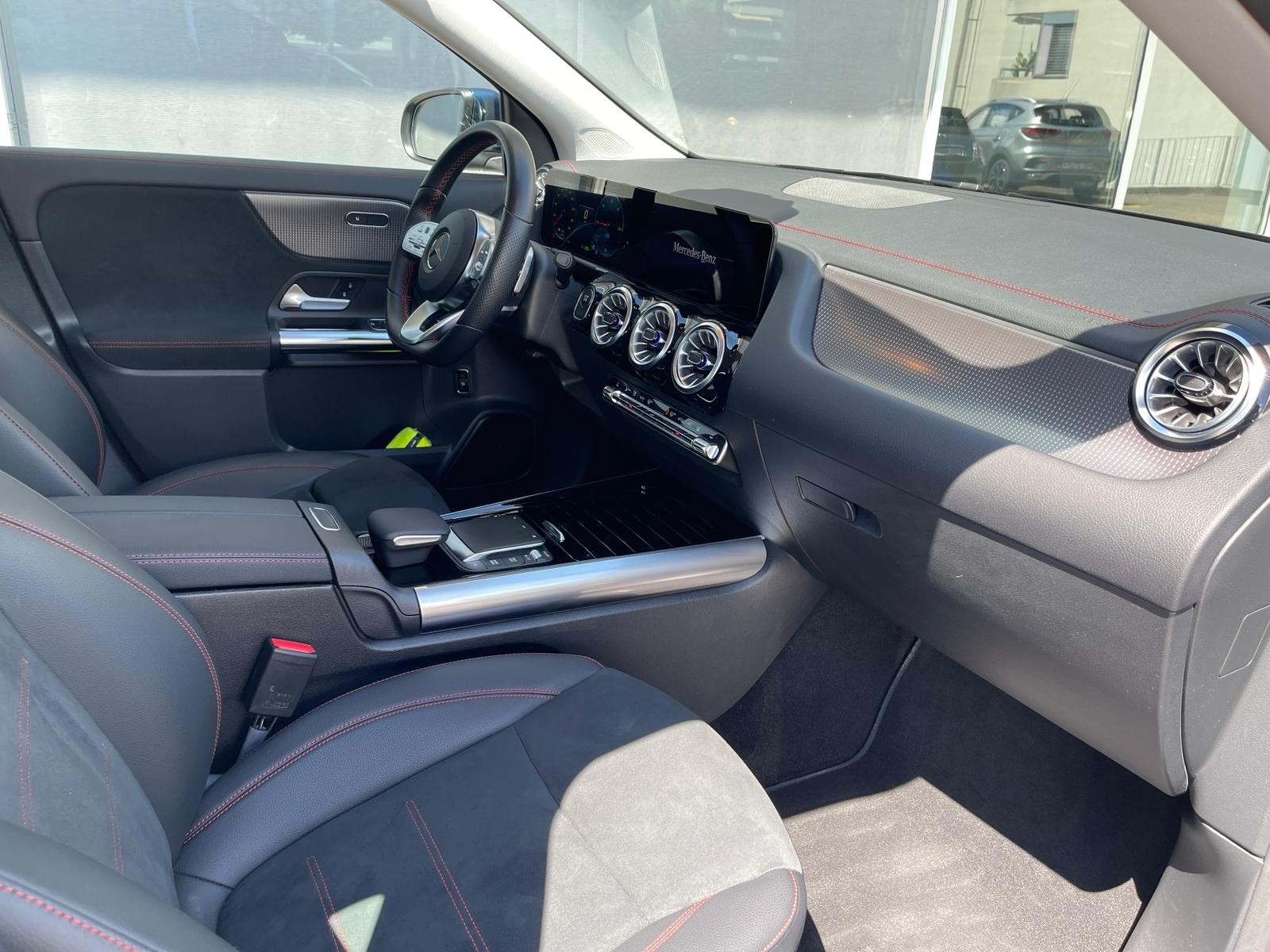 MERCEDES-BENZ EQA 300 AMG Line 4Matic-image-5